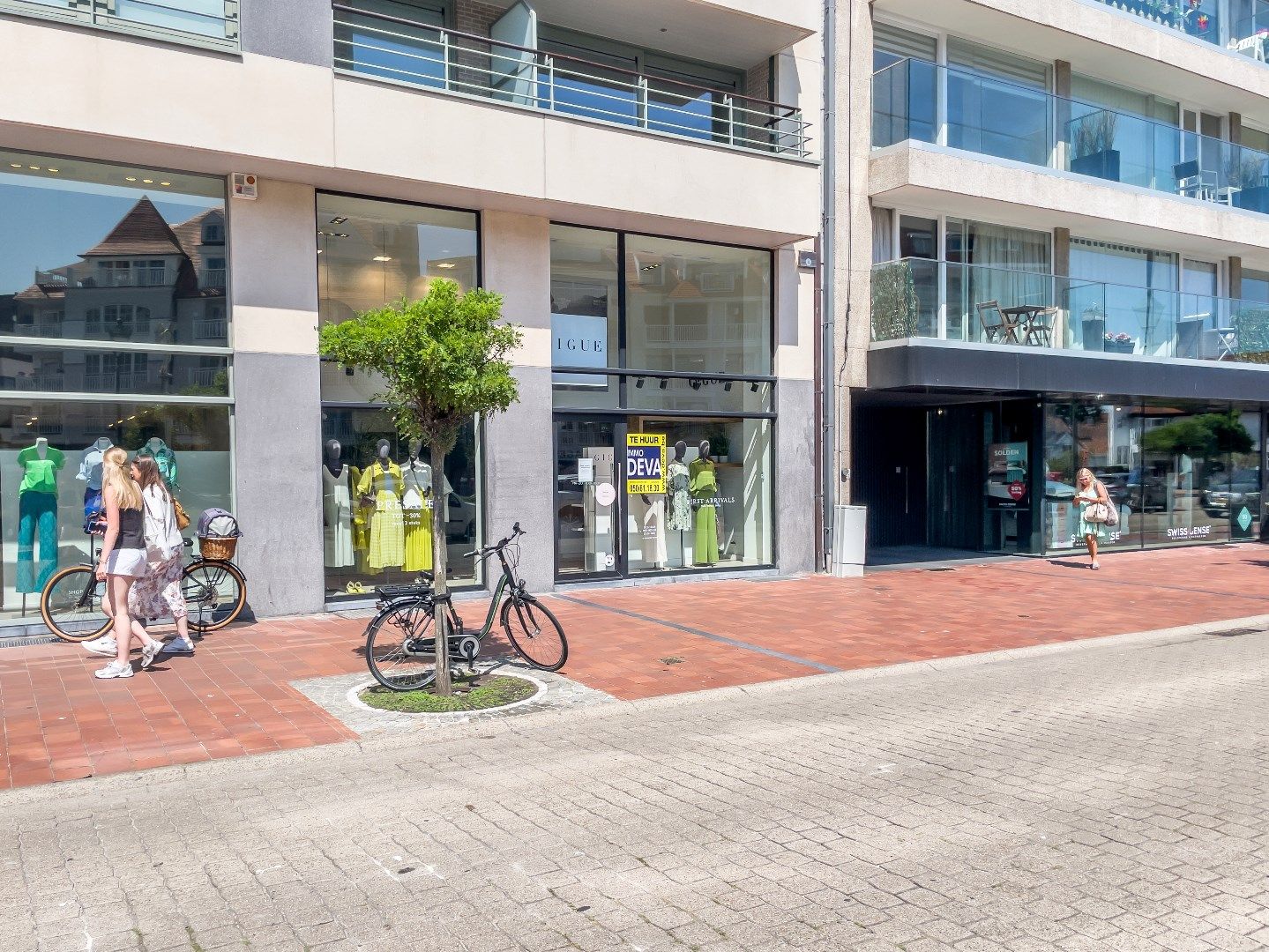 UItstekend gelegen handelspand aan de zuidkant van het Driehoeksplein met een mooie etalage van meer dan 7 meter. foto 2