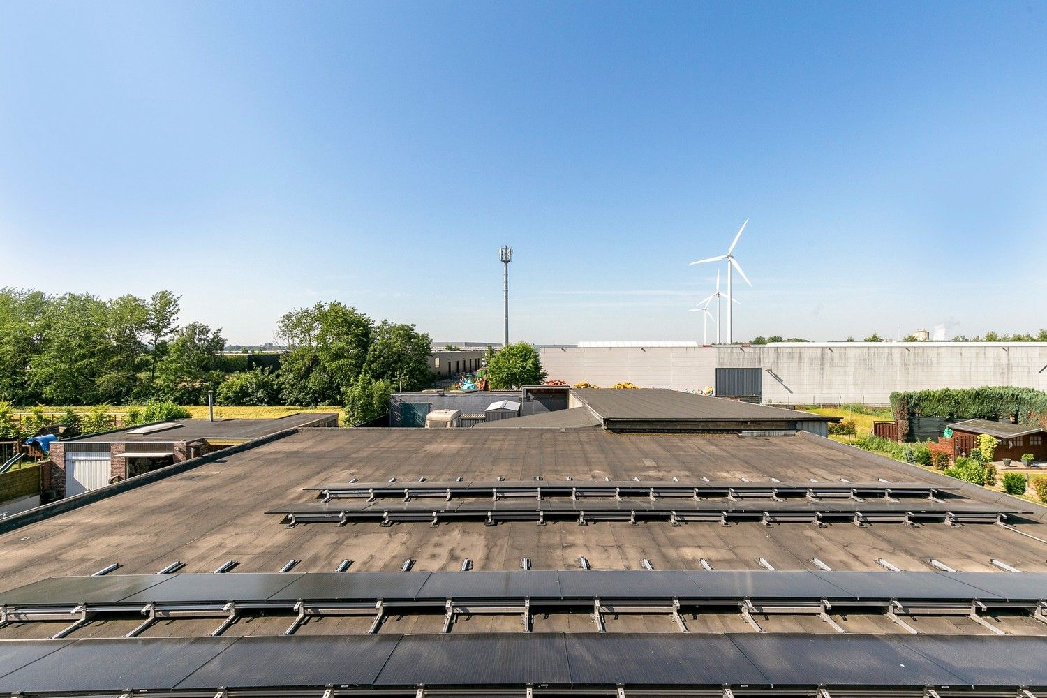 Handelsruimte met luxe duplex-appartement en verhuurde loodsen op het industrieterrein in Lanaken foto 31