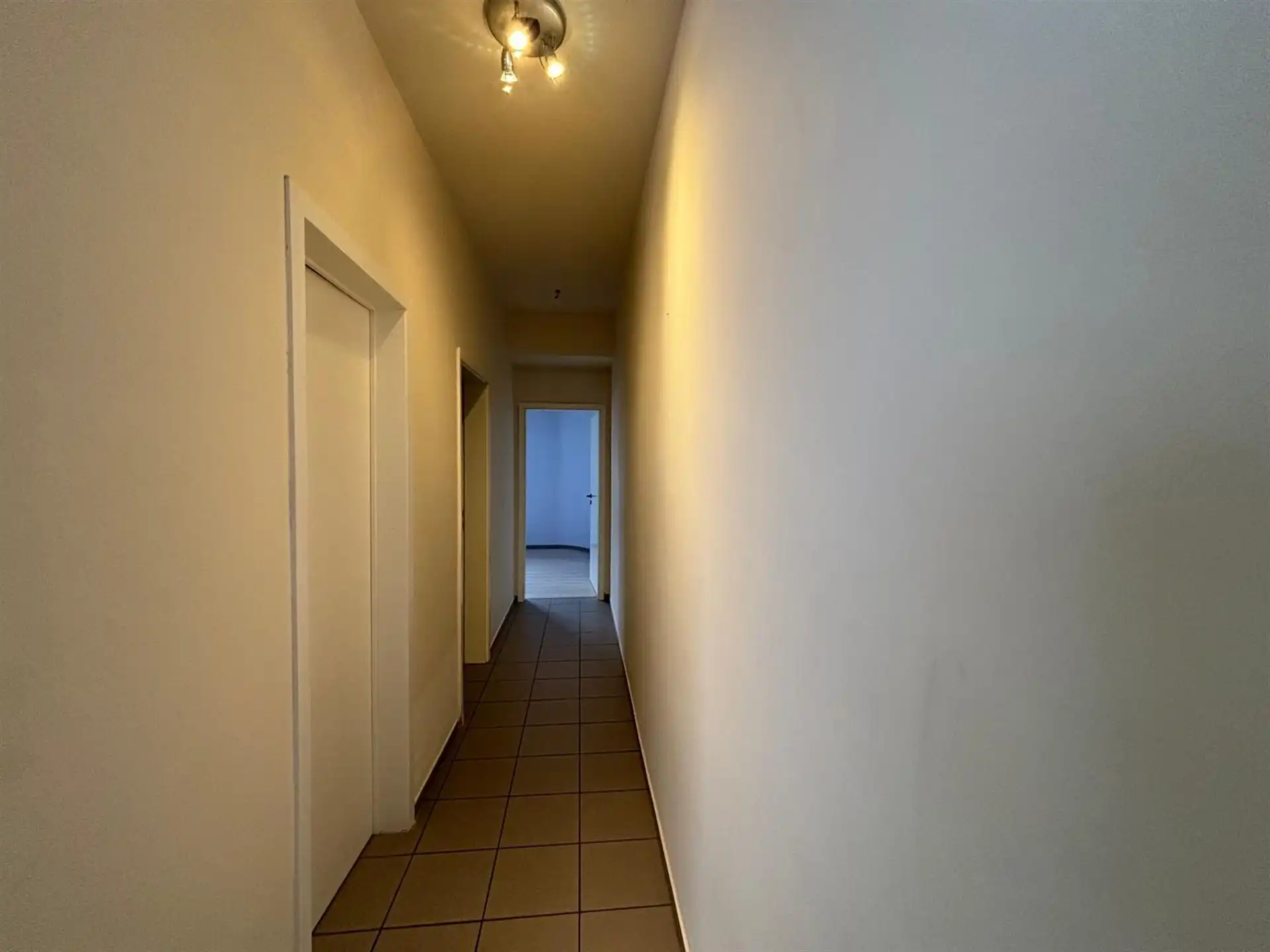 Ruim gelijkvloers appartement nabij station en centrum foto 7