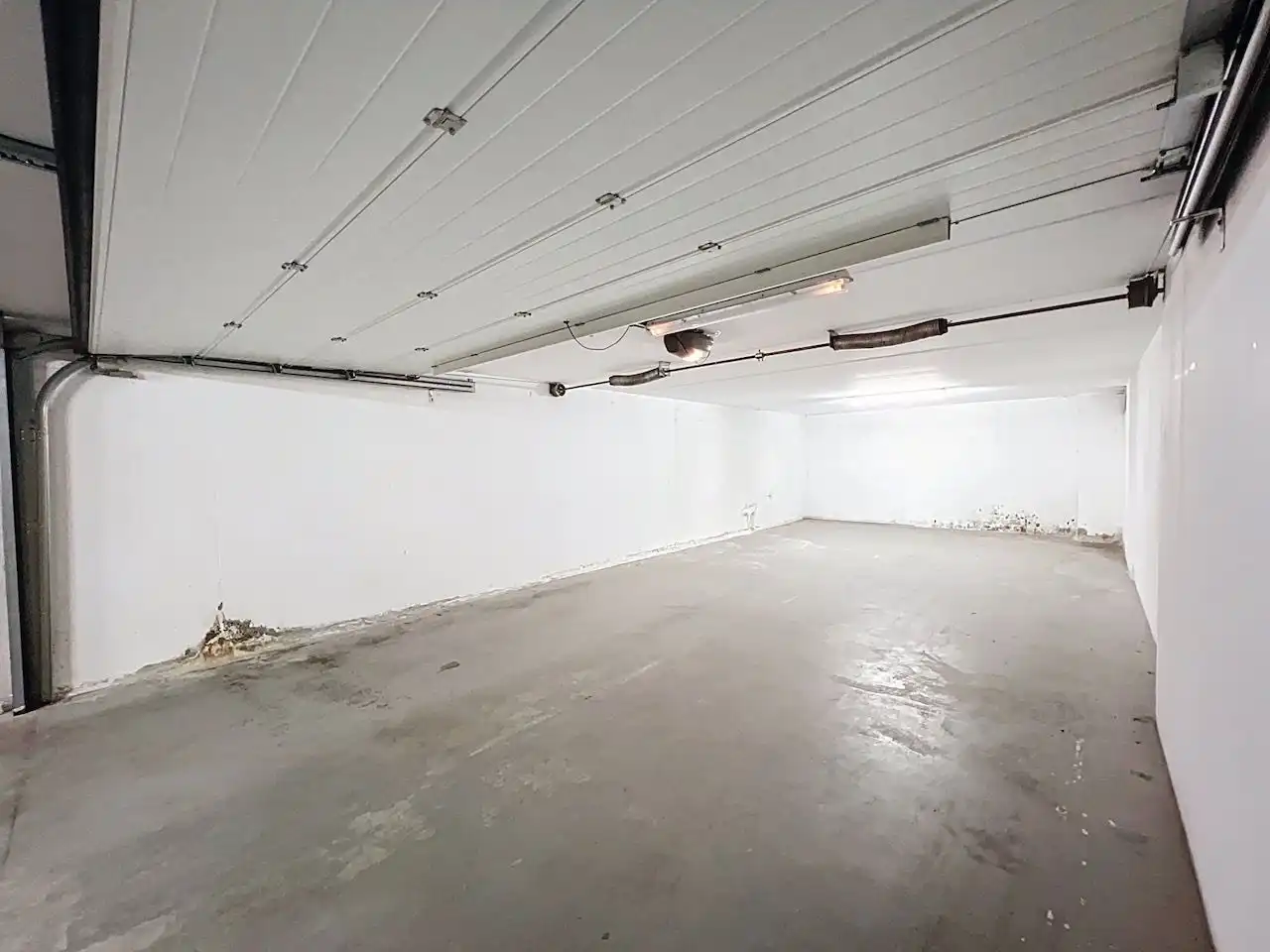 Buitengewoon ruime twee dubbele garagebox geschikt voor vier wagens foto 8