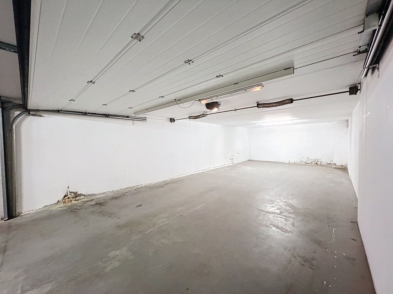 Buitengewoon ruime twee dubbele garagebox geschikt voor vier wagens foto 8