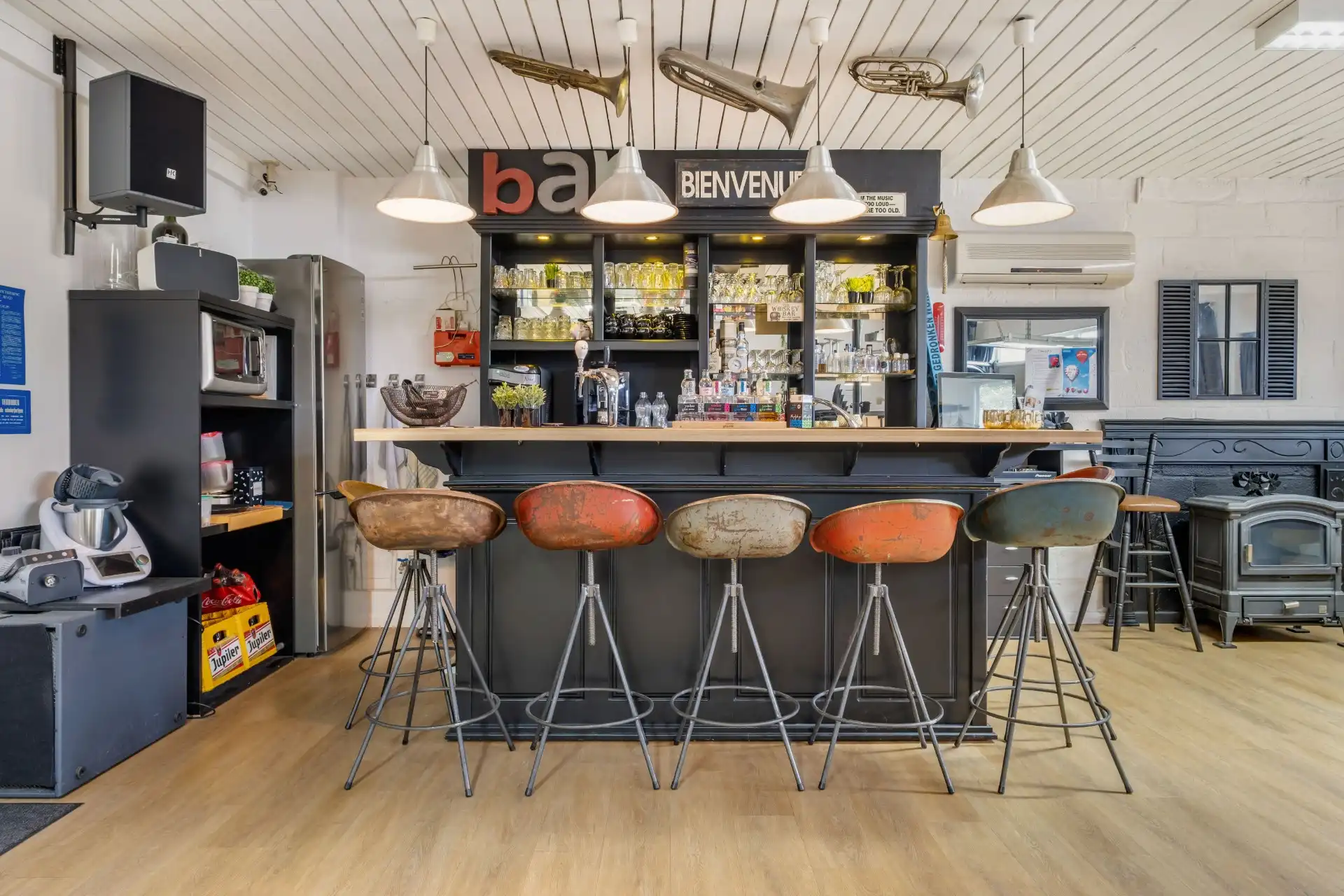 Ruime en veelzijdige handelsruimte met sterke zichtbaarheid in regio Waregem foto 16