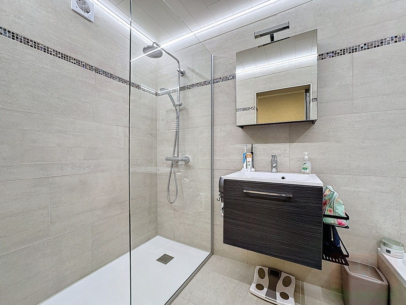 Instapklare, eigentijdse en energiezuinige bungalow met 3 slaapkamers, tuin en inpandige garage foto 21