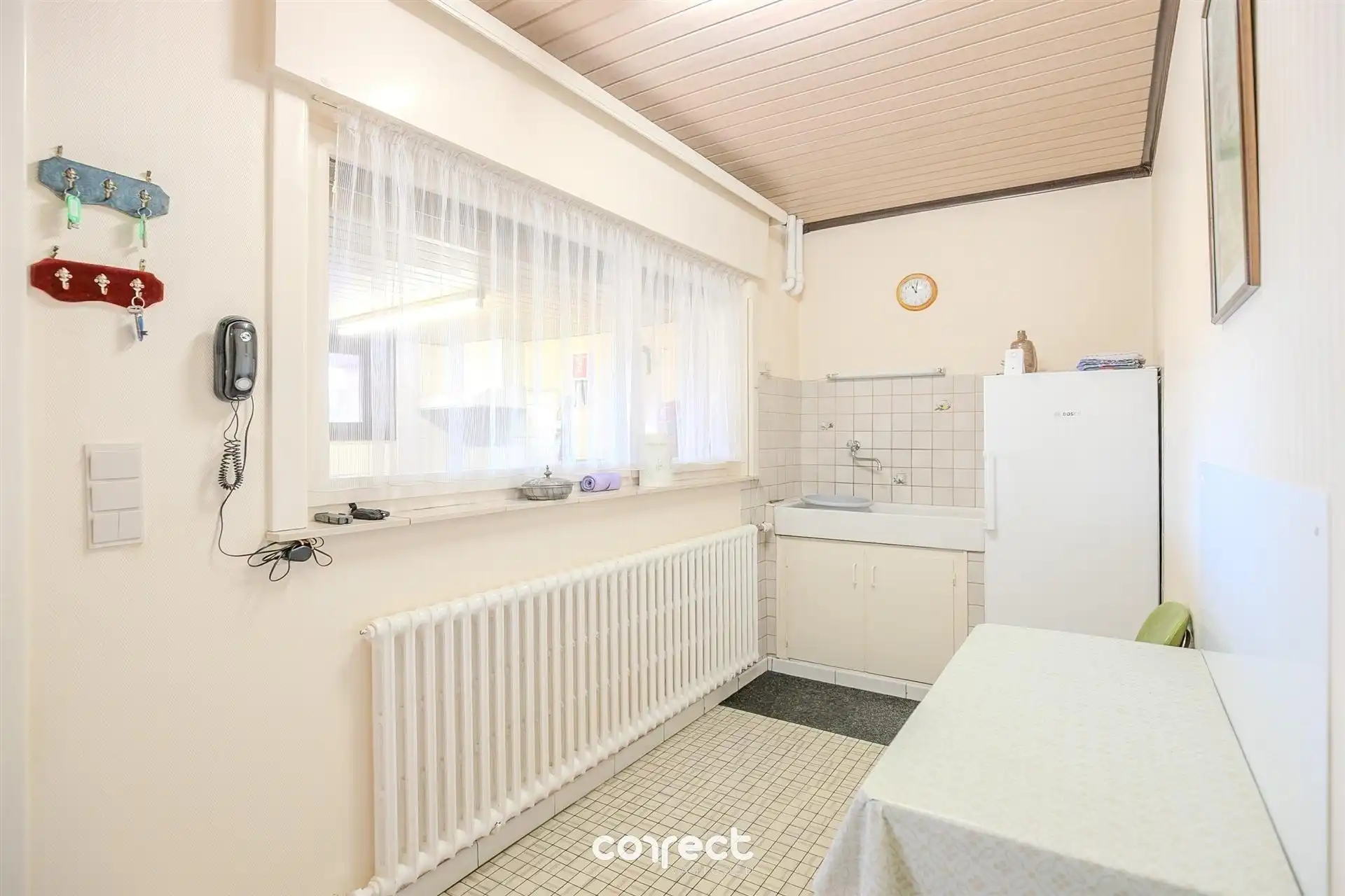 Goed onderhouden laagbouwvilla op een rustige, gunstige locatie met ruime oprit en garage. foto 7