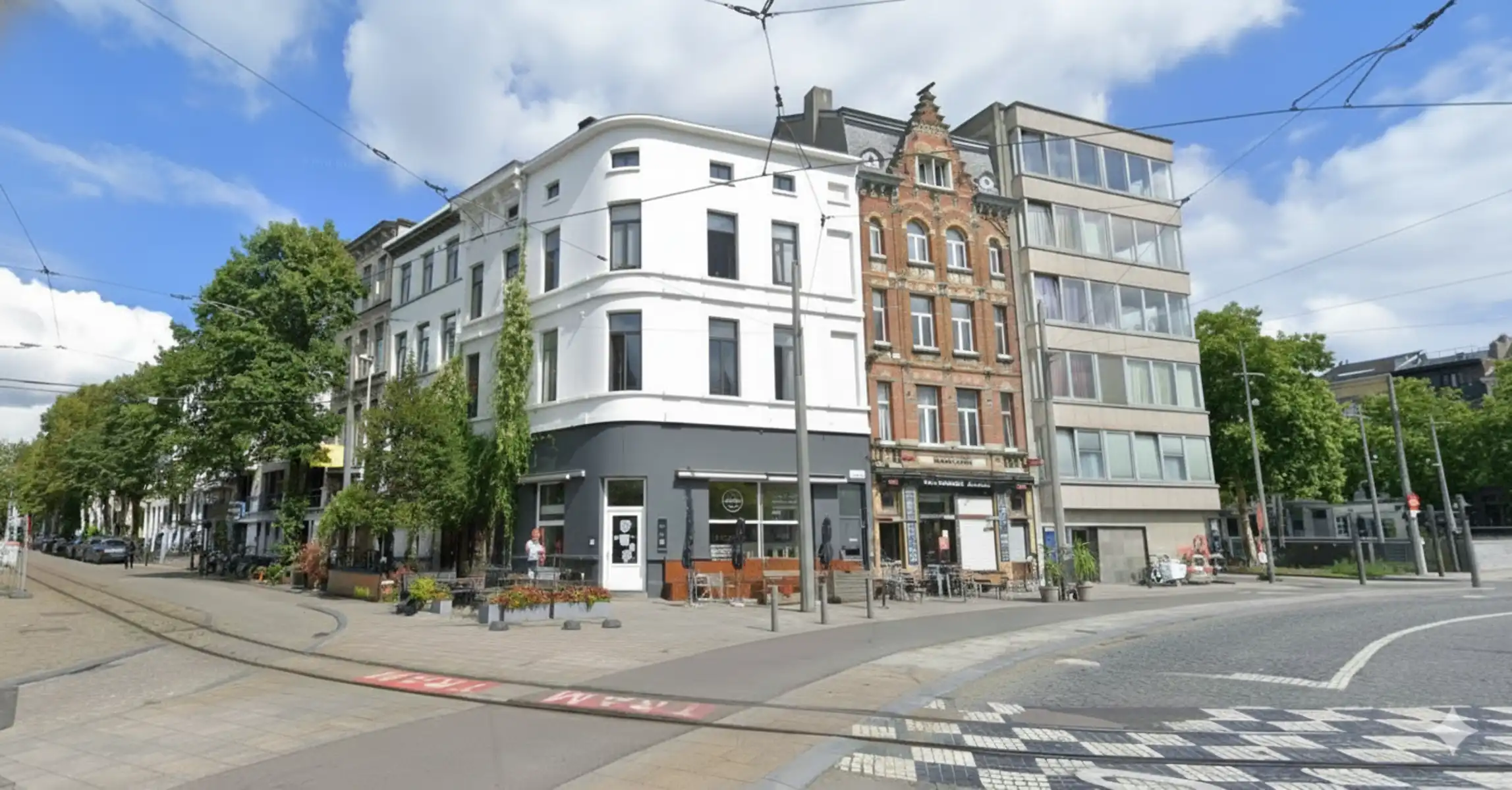 Horecapand met zicht op het justitiepaleis foto {{pictureIndex}}