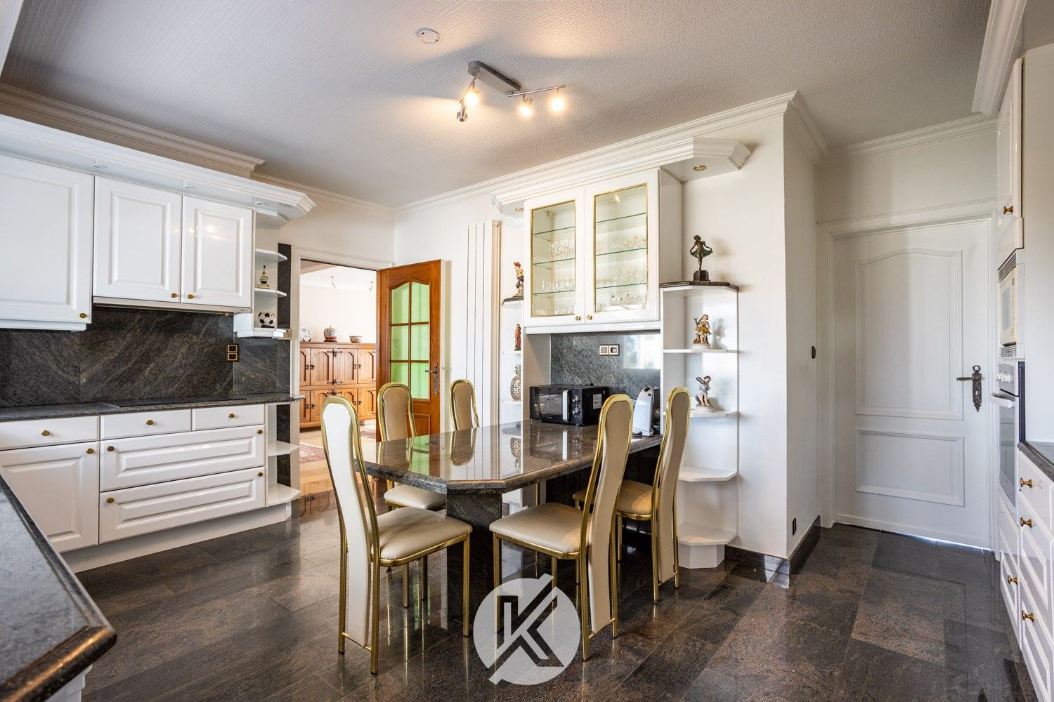 Robuuste, tijdloze villa met veel potentieel foto 11