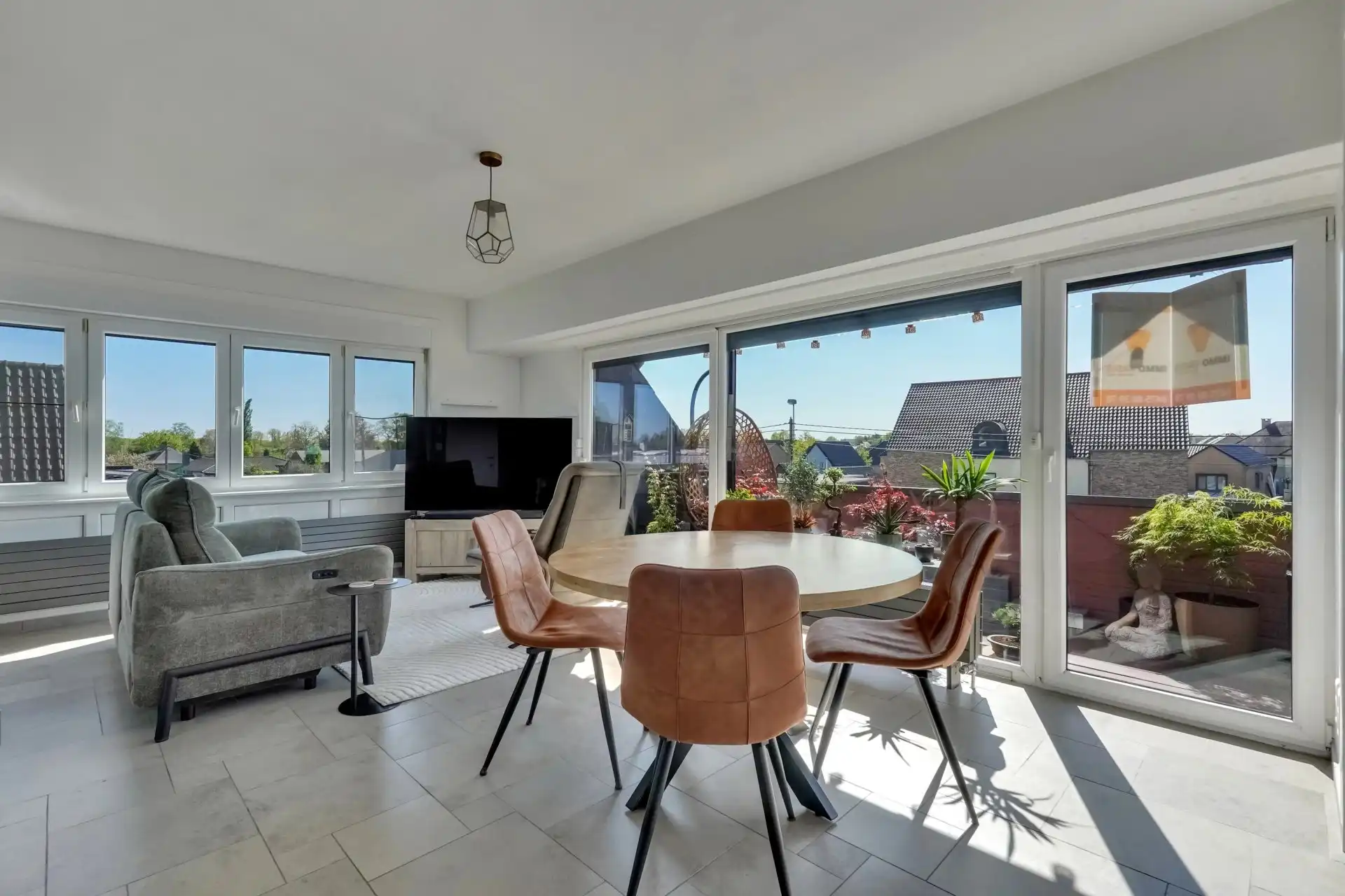 Duplex appartement met drie slaapkamers, terras en autostaanplaats foto 3