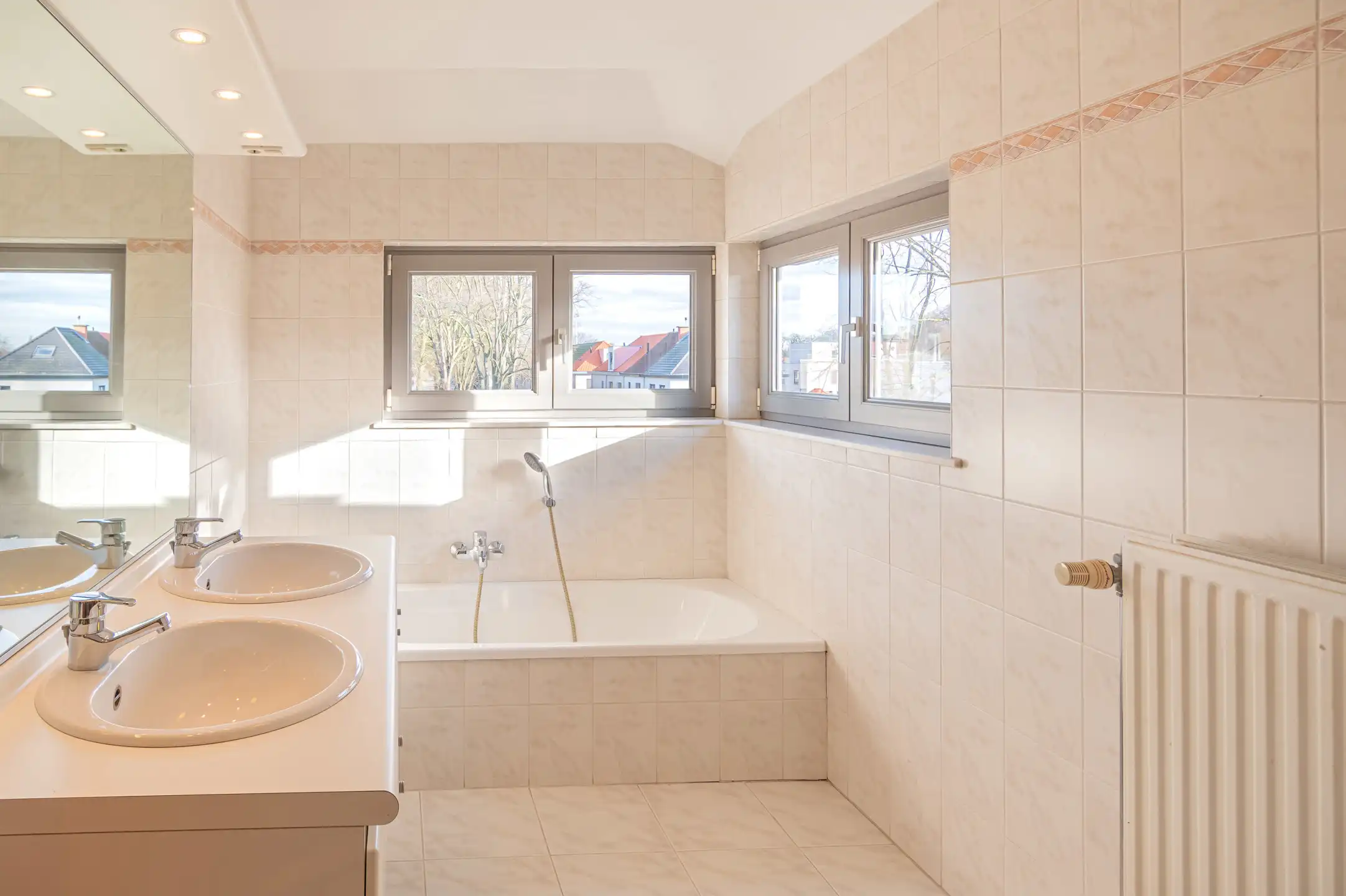 Ruim 2 slaapkamer dakappartement met terras en garage  foto 14