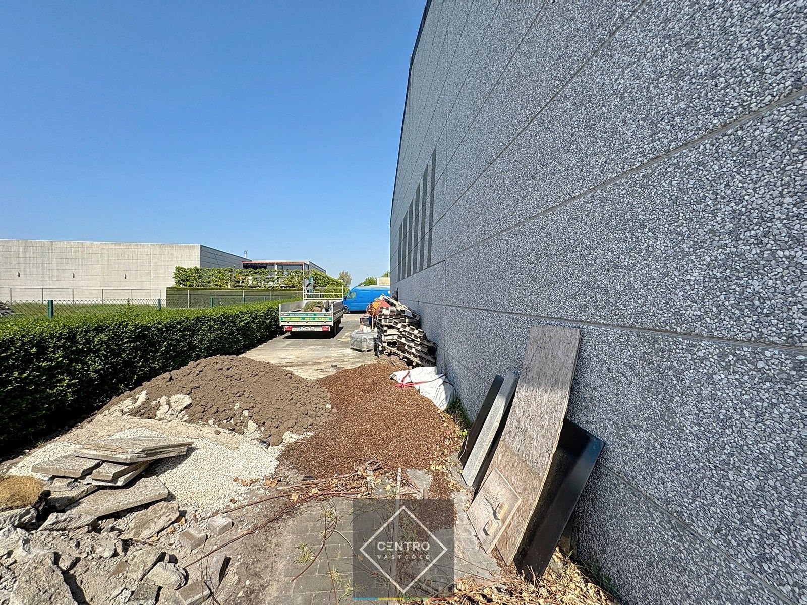 Magazijn (200m2)  met bureel + buitenterrein (circa 250m2)! foto 12