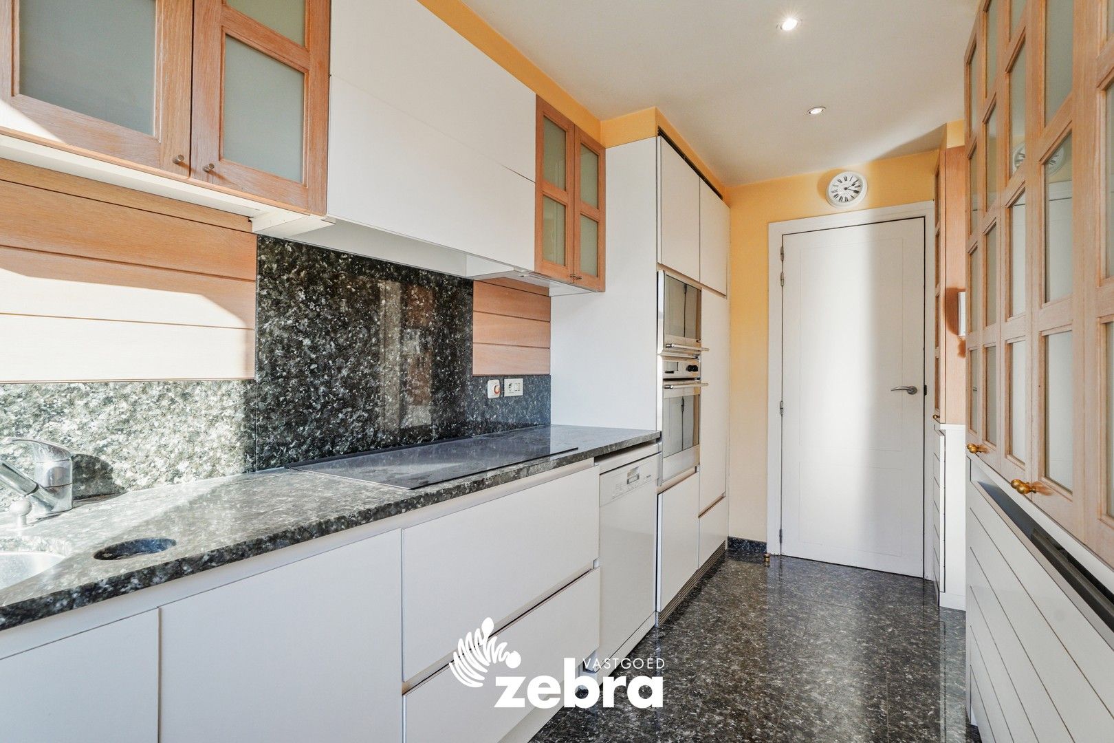 Instapklaar en lichtrijk appartement met 3 slaapkamers in het hart van Kortrijk, vlak bij de Grote Markt! foto 10