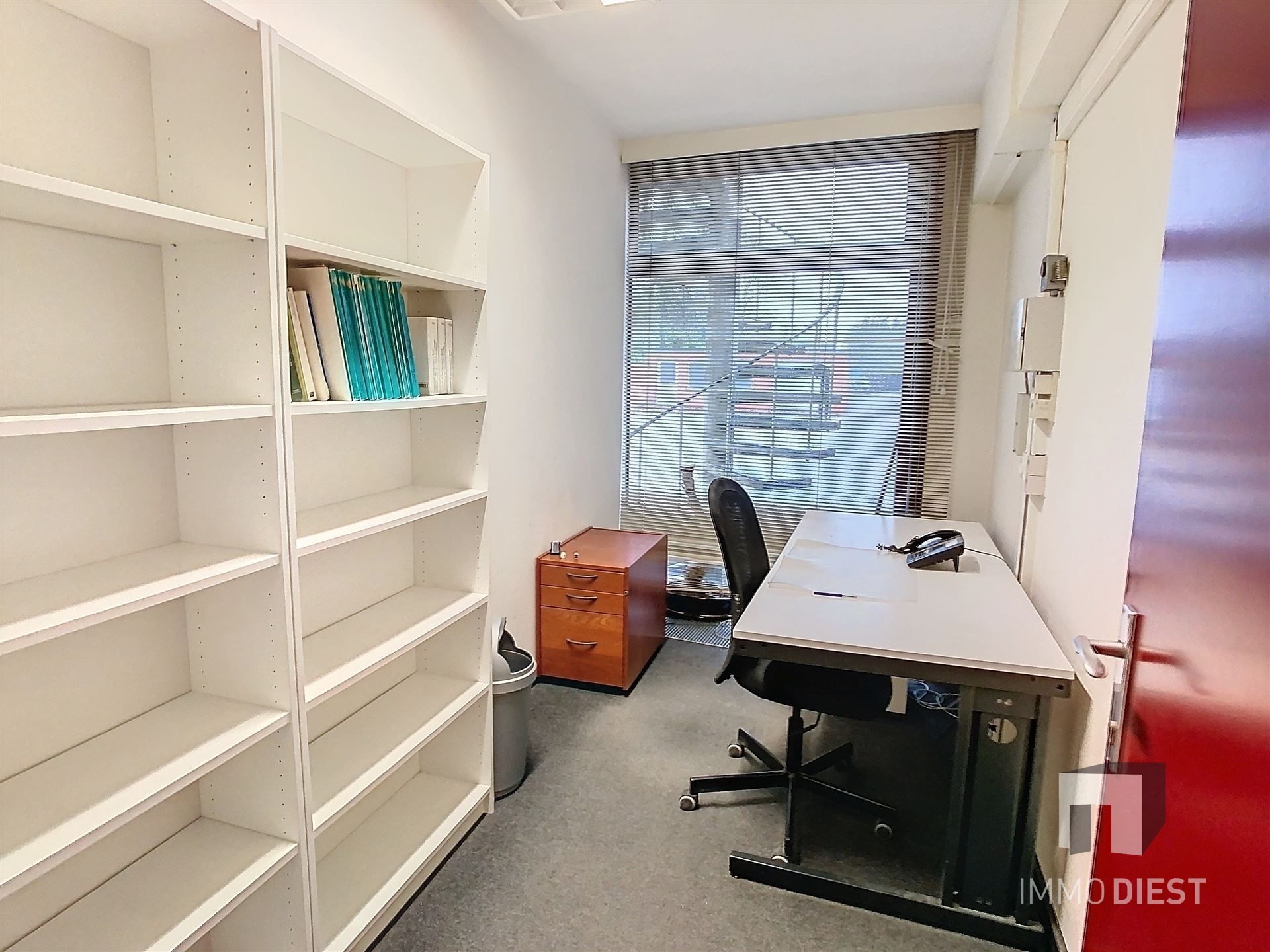 Handelsgelijkvloers 300m2 met 9 autostaanplaatsen foto 23