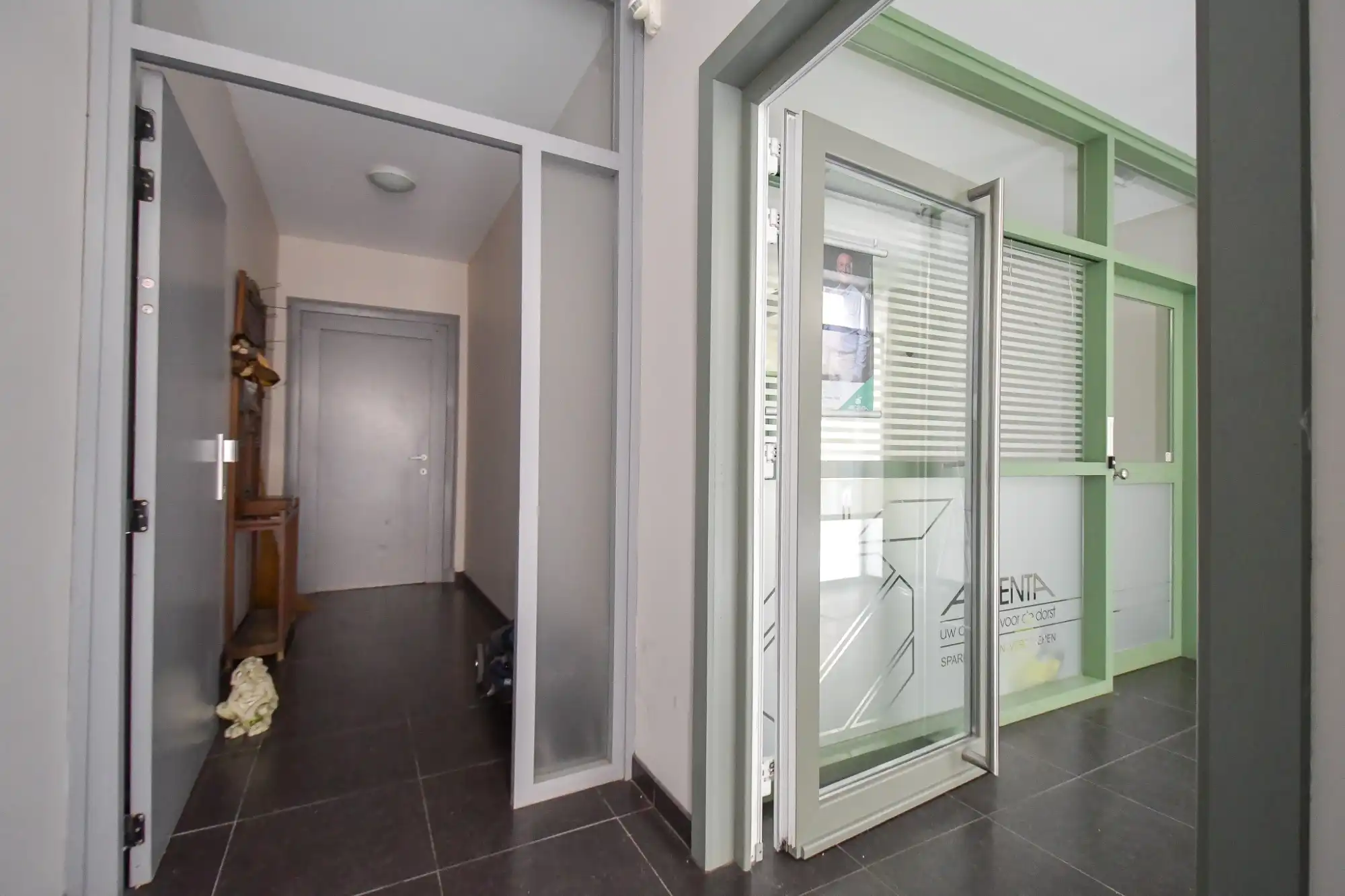 Handelsgelijkvloers en appartement  in centrum Oedelem foto 5