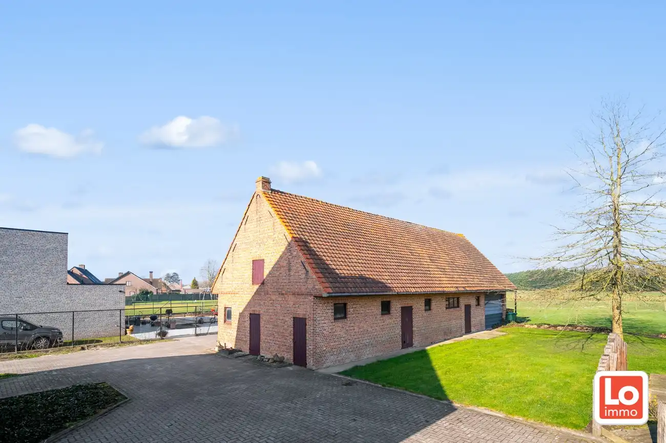 VERKOCHT!! Heel ruime degelijke open woning met praktijkruimte, inpandige garage en ruime gerenoveerde schuur met heel wat potentieel gelegen op een gemakkelijk bereikbare locatie tussen Oostakker en Lochristi! foto 33