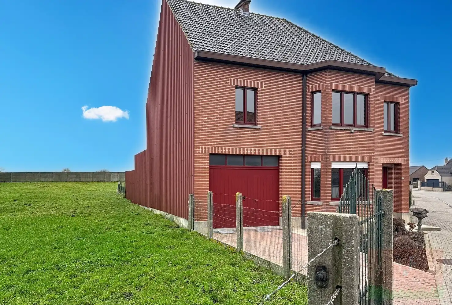 Ruime eengezinswoning met 4 slaapkamers, garage en mooie tuin foto 2