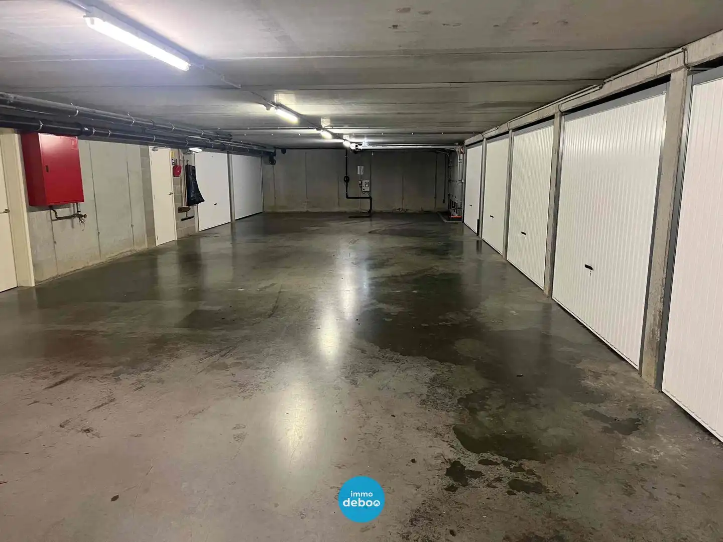 Makkelijk toegankelijke staanplaats in afgesloten residentie foto 2