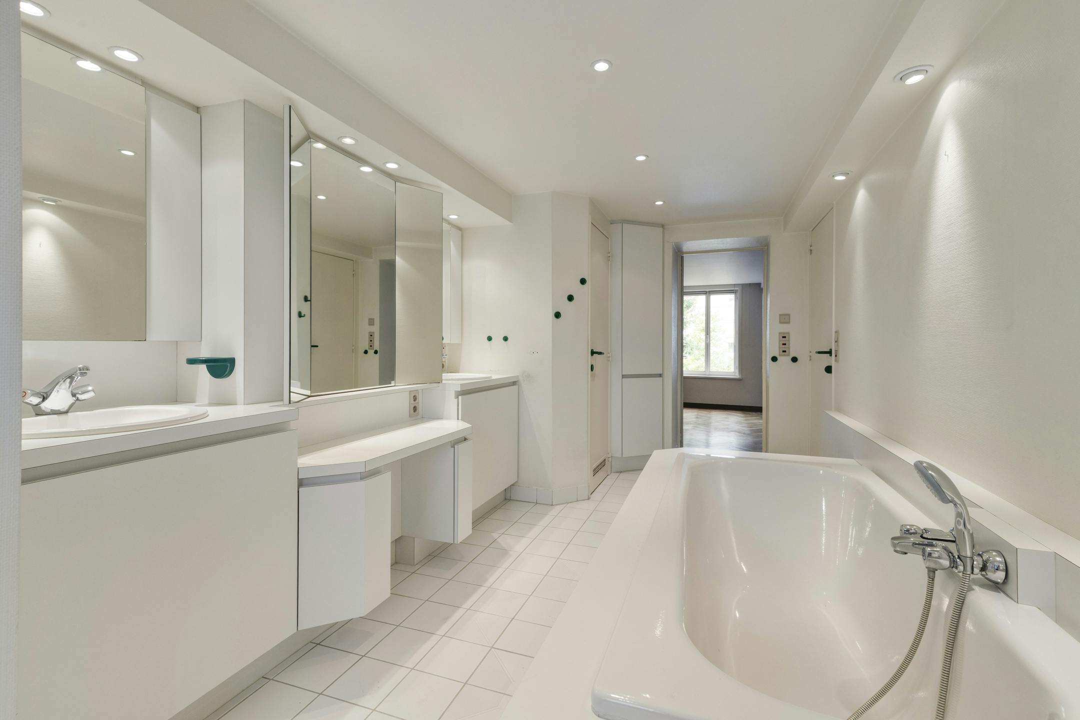Woning met handelsgelijkvloers, atelier en garages te Veurne foto 5