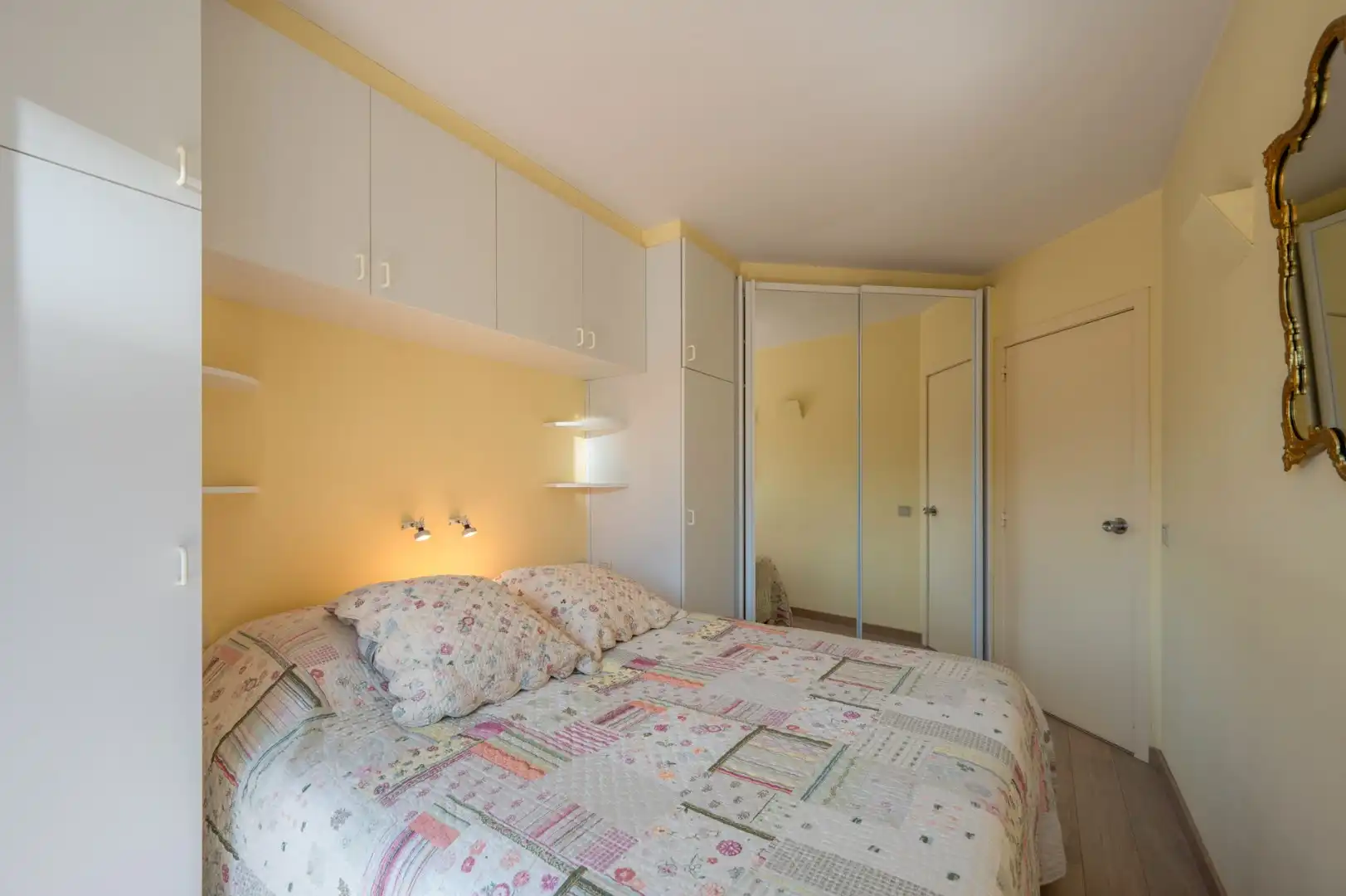 Ruim en breed appartement met goed zijdelings zeezicht foto 9