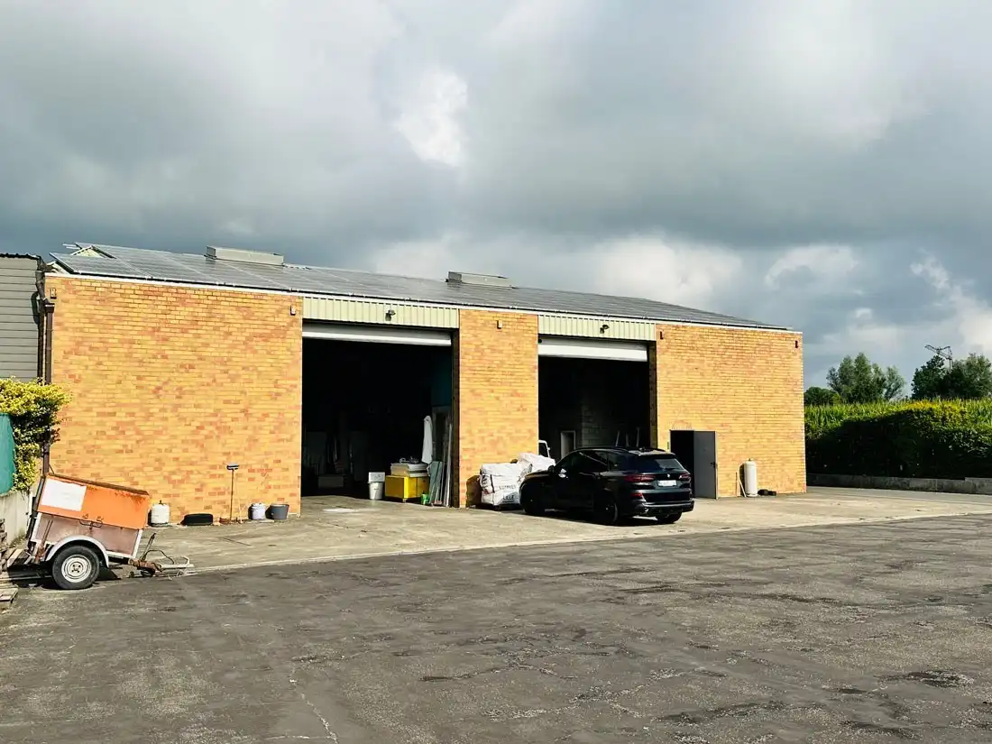 Ruim magazijn met kantoren met veel potentieel te Kuringen foto {{pictureIndex}}