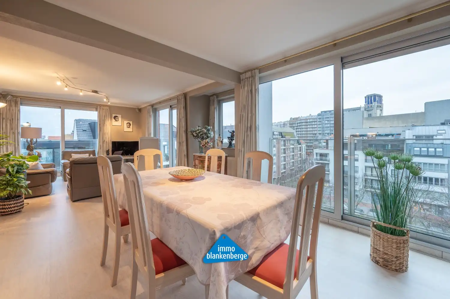 Lichtrijk hoekappartement met een zuidgericht terras (+/- 20m²) in het centrum van Blankenberge foto 3