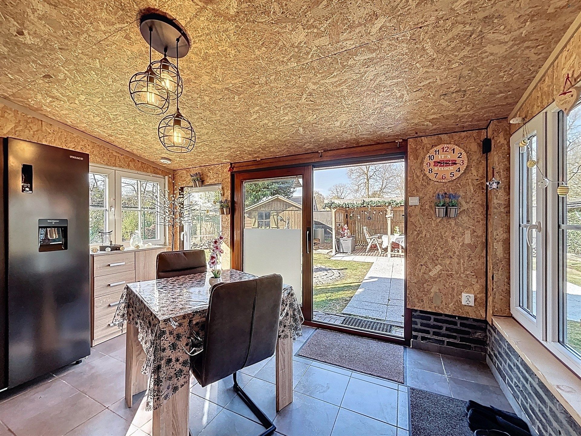 open bebouwing met 2 slaapkamers en garage op perceel van 677m²  foto 5