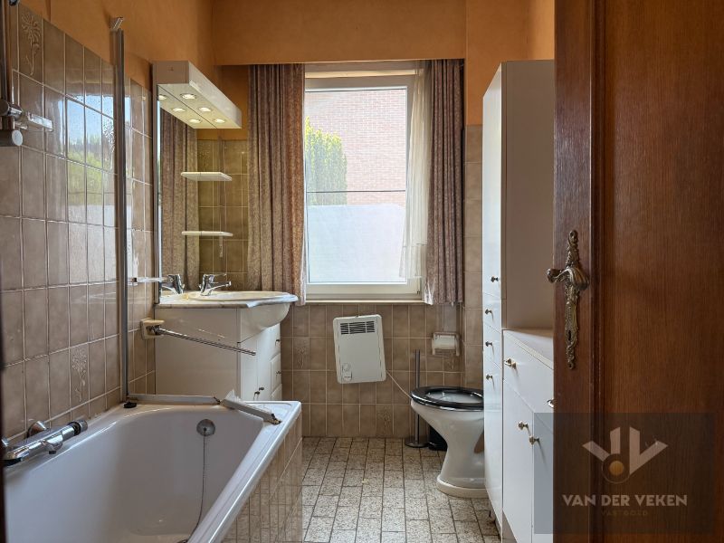 Te renoveren, ruim, centraal en toch rustig gelegen glvl 2-slpkapp met ruim terras nabij centrum Halveweg Zonhoven foto 19