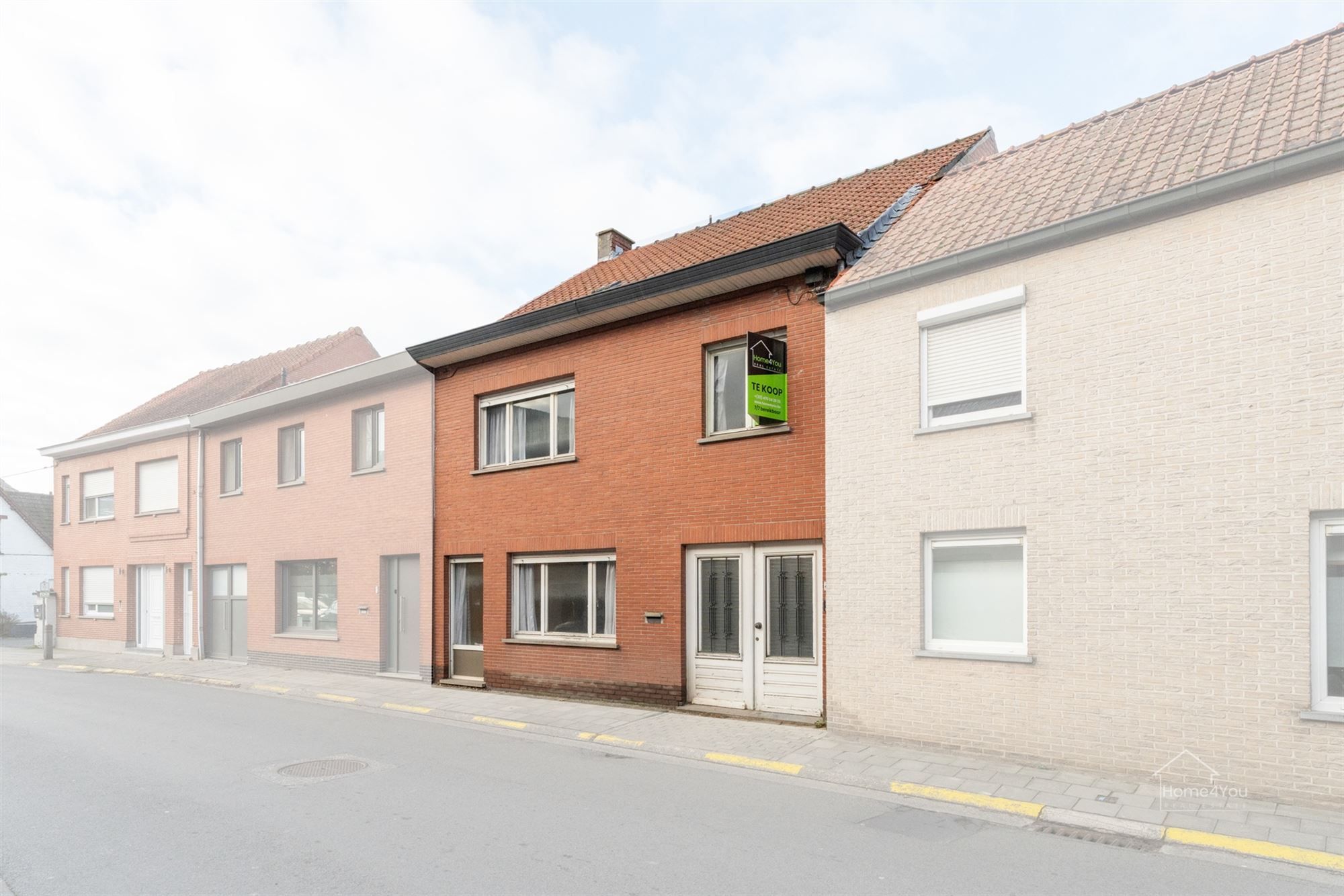 Hoofdfoto van de publicatie: Ruime rijwoning met potentieel op het dorp! 