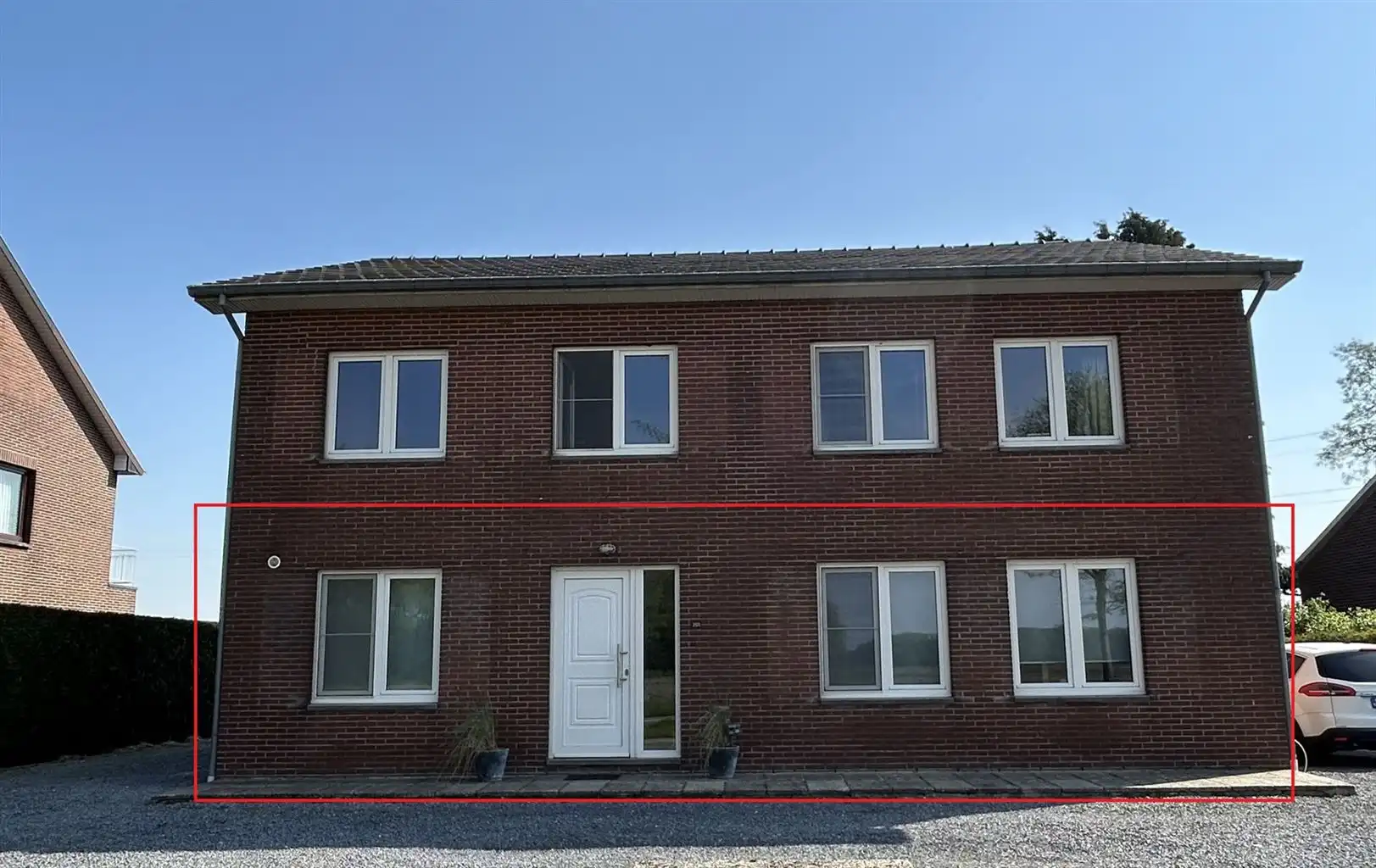 Ruim gelijkvloers appartement met 2 slaapkamers, tuin en garagebox. foto {{pictureIndex}}