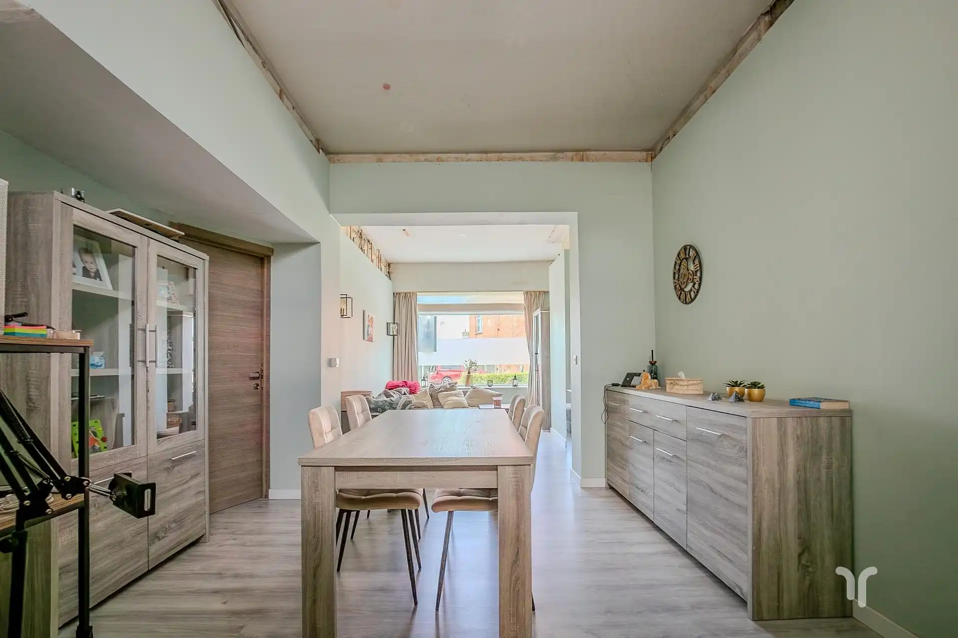 Rijwoning met ruime tuin, uitweg met garage en uitbreidingsmogelijkheden. foto 2