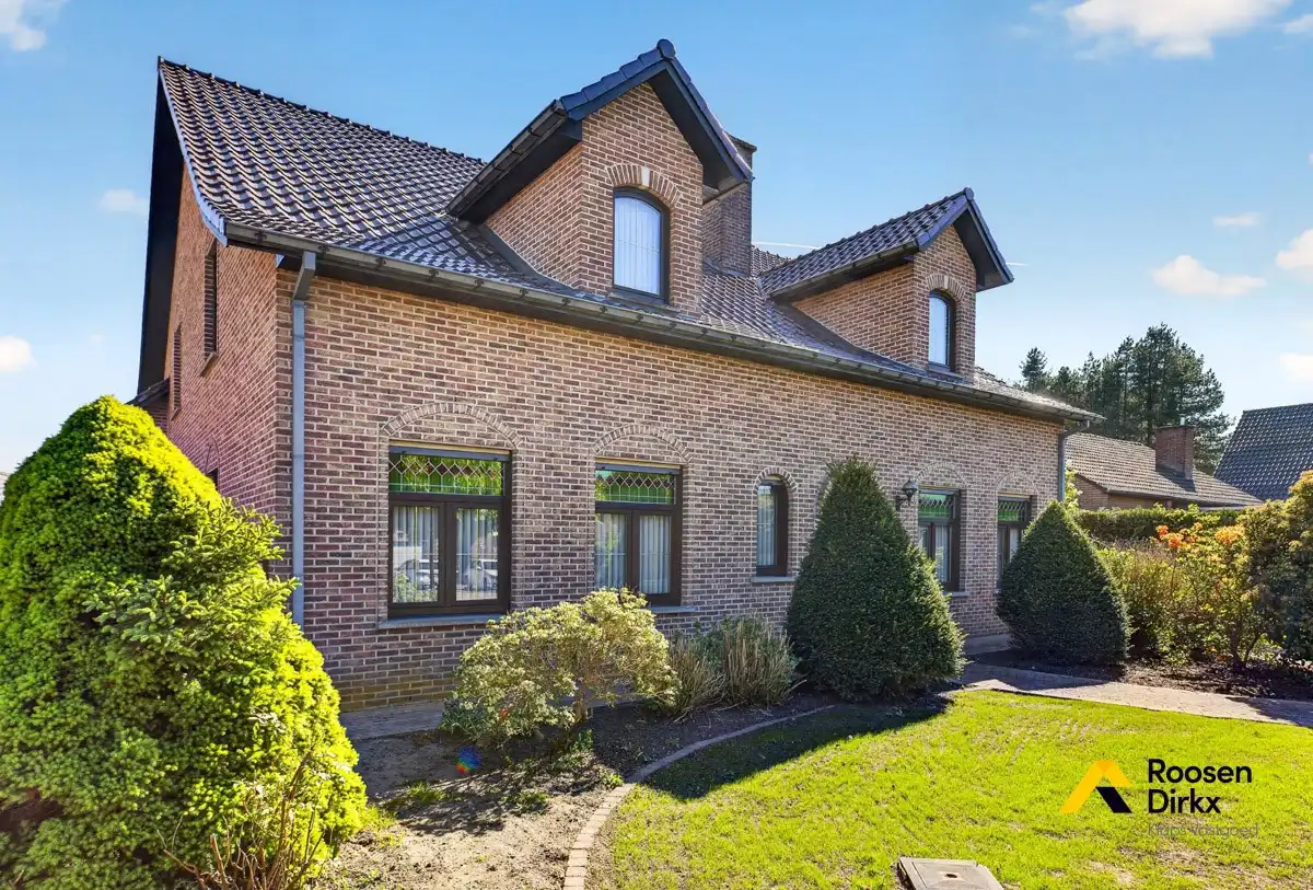 Vrijstaande en degelijke gezinswoning met 300m² bewoonbare oppervlakte en mogelijk 5 slaapkamers op perceel van 974m² foto 2