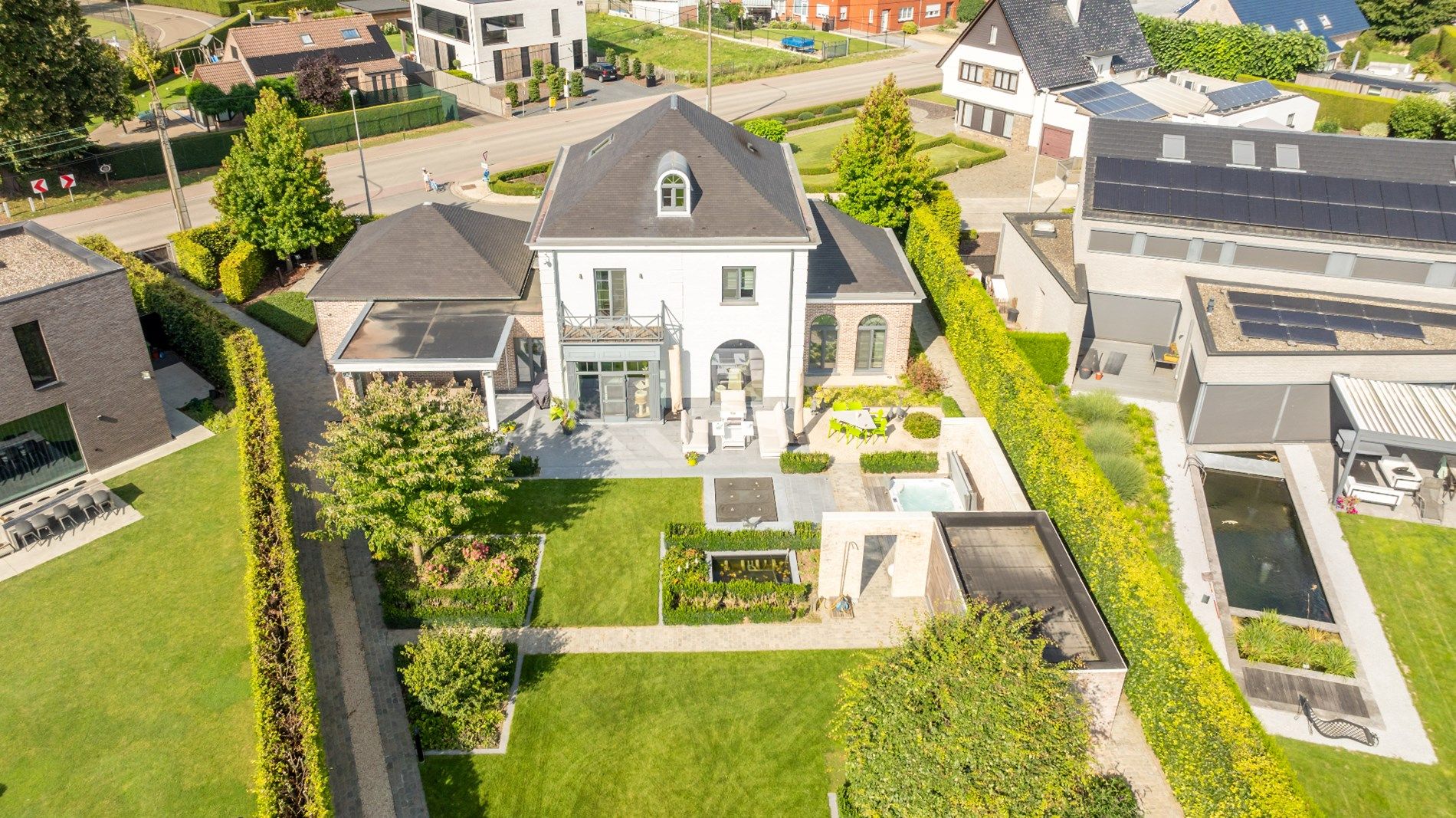 Luxueus afgewerkte villa met prachtige tuin in rustige omgeving foto 22