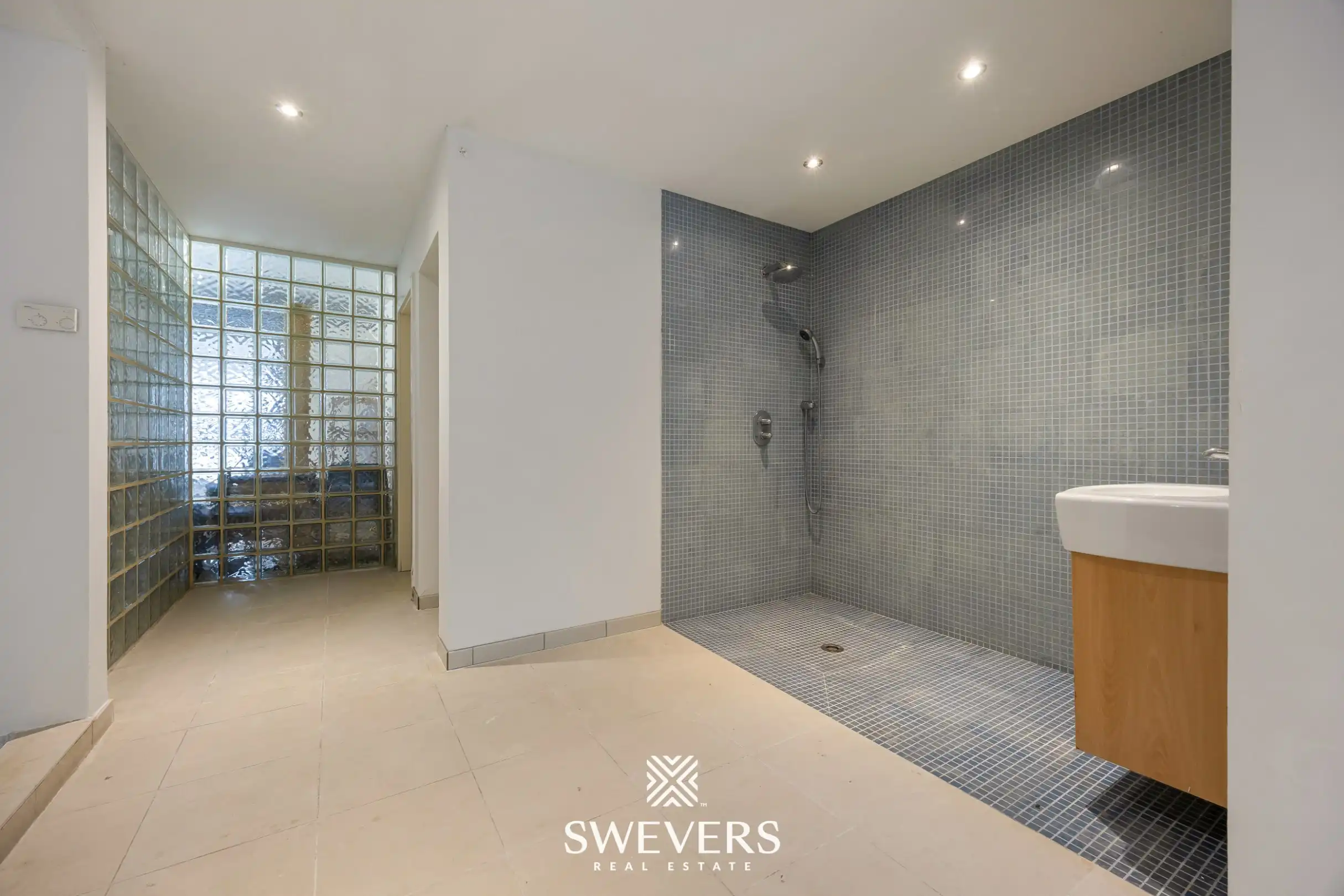 Ruime woning met 5 slaapkamers en binnenzwembad foto 19