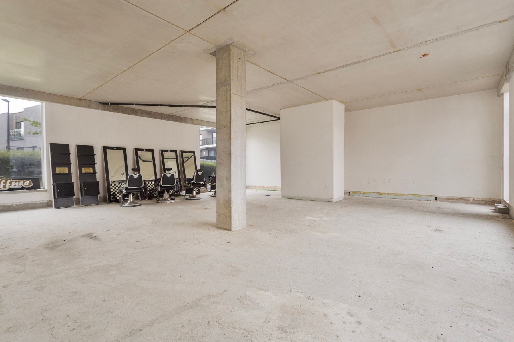 Nieuwbouw commercieel gelijkvloers met grote raampartijen foto {{pictureIndex}}