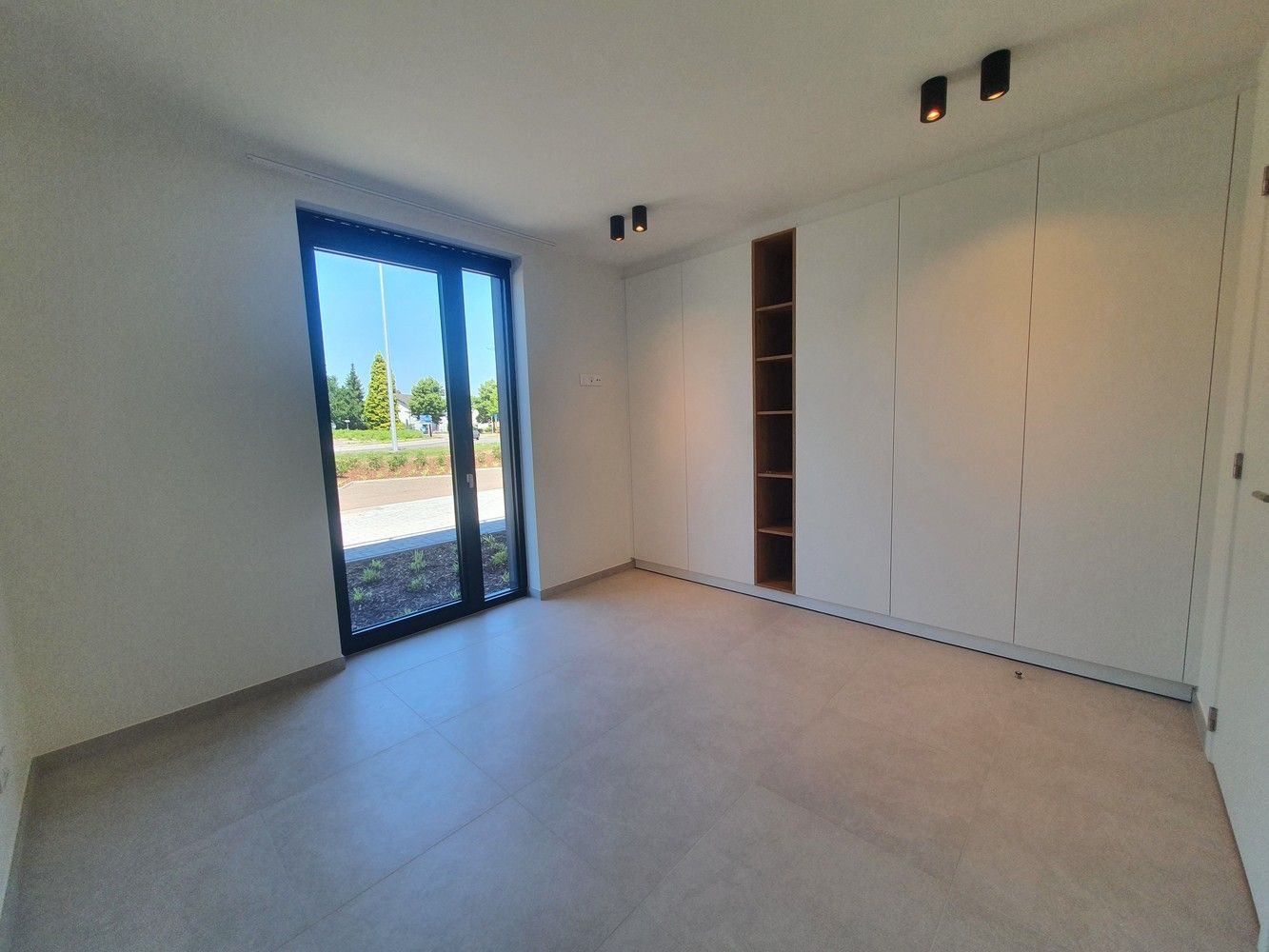 Luxueus nieuwbouwapp met 2 ruime slks, een prachtige terras met een tuintje, staanplaats en berging. foto 9