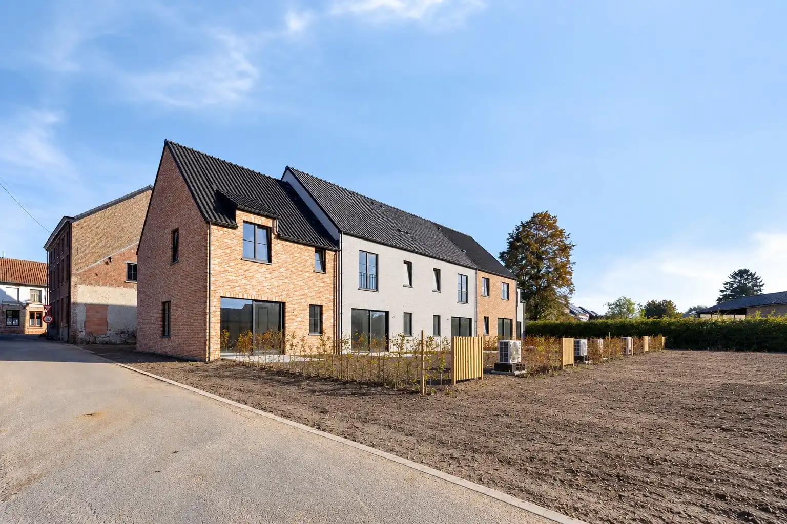 Afgewerkte halfopen bebouwing met 3 slaapkamers, tuin, terras en garage in Kerkom! - EPB A kWh/m² - bewoonbare opp. 147 m² - 6% BTW Mogelijk foto {{pictureIndex}}