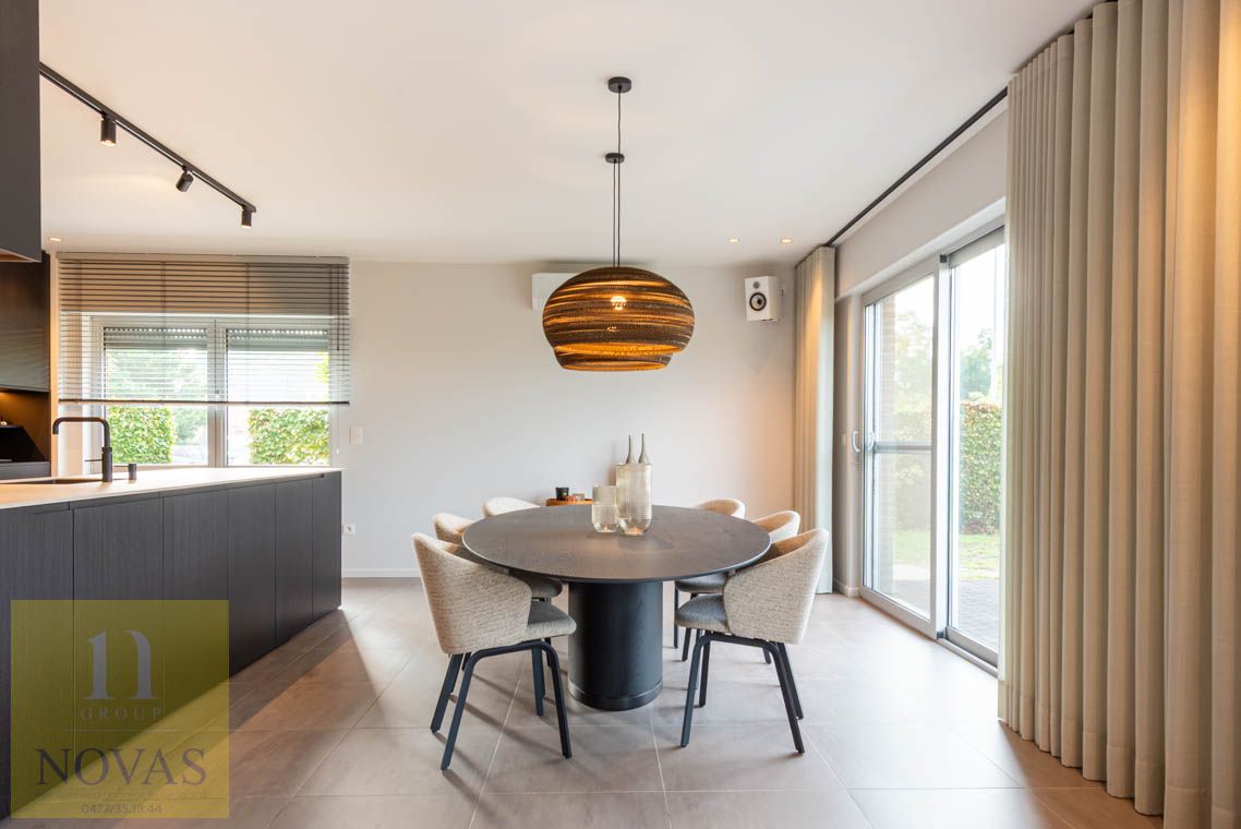 Ruime instapklare woning met 4 tot 5 slaapkamers, zonnepanelen, airco, inpandige garage en buitenstaanplaatsen foto 8