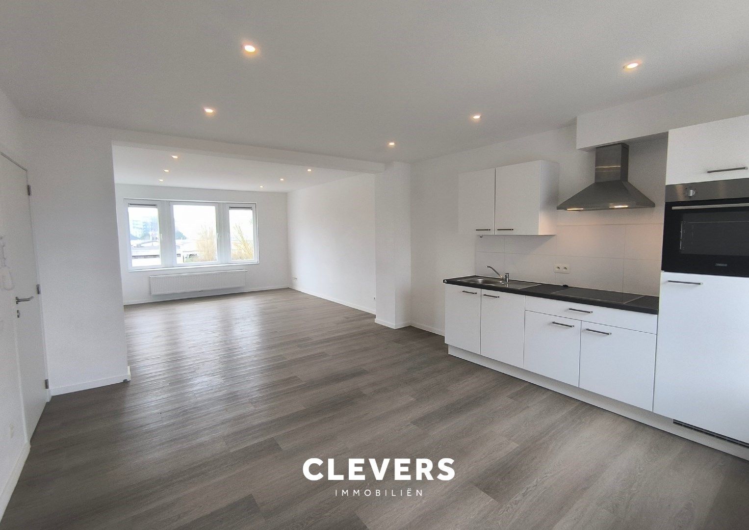 Topaanbieding te huur! Gerenoveerde duplex foto {{pictureIndex}}