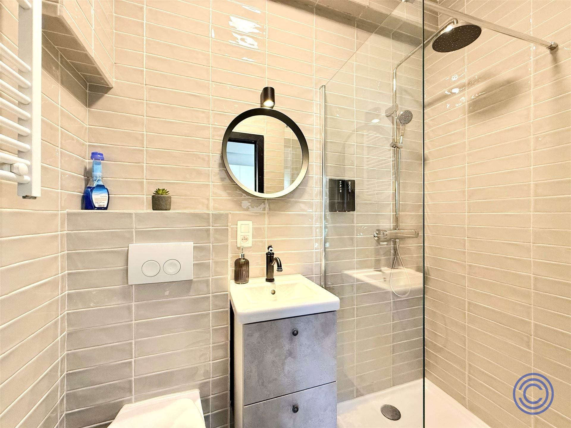 Vergund en instapklaar pand met handelspand en 3 studio's voor Airbnb! foto 4
