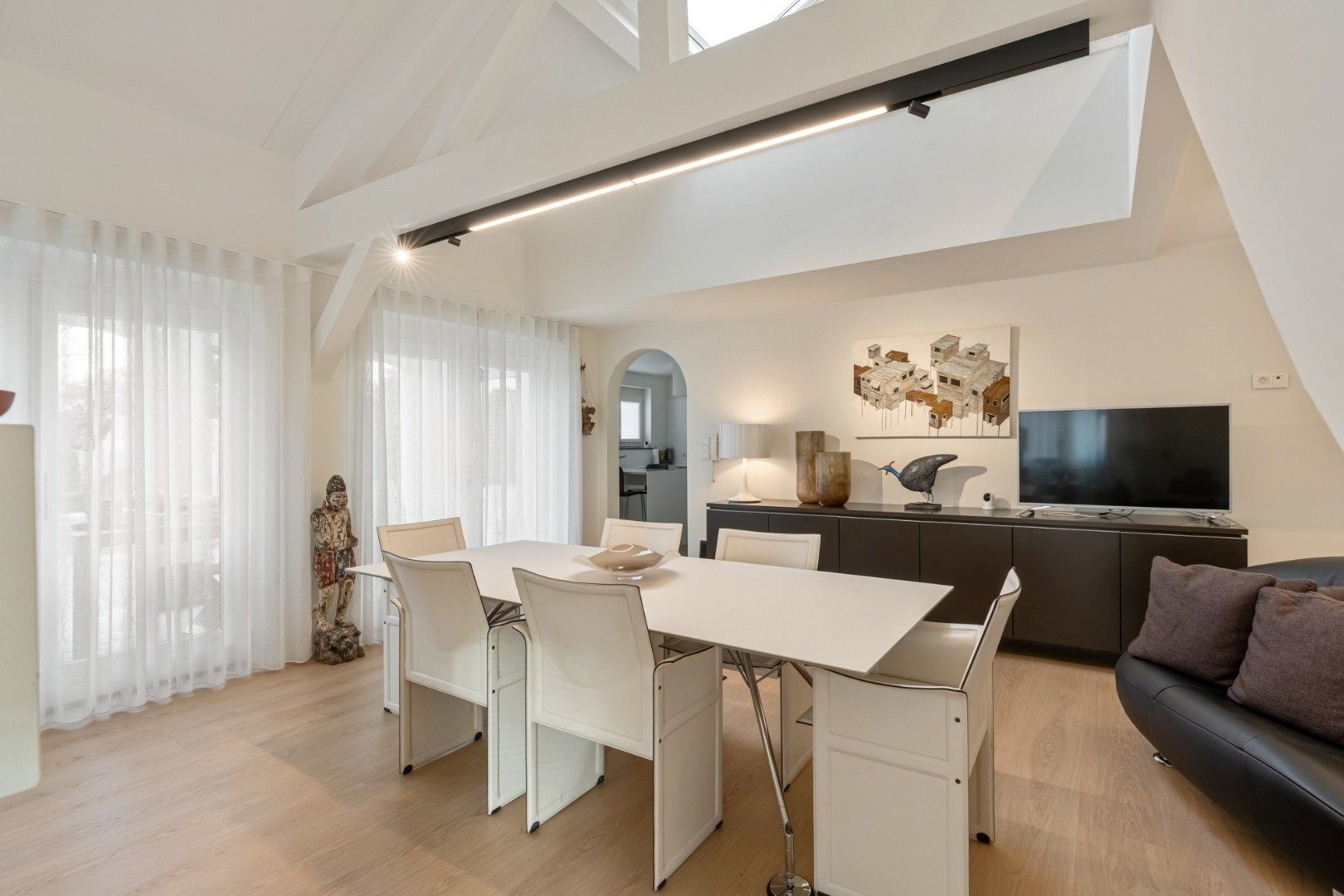 Verrassende villa met luchtig interieur en grote tuin foto 10