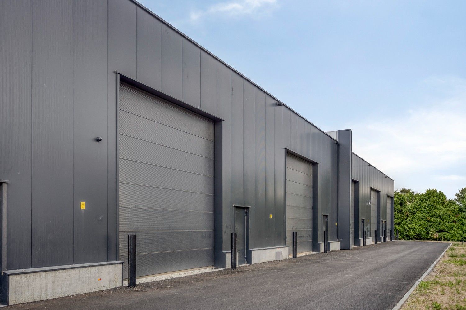 Industrieel-magazijn-logistiek te huur foto {{pictureIndex}}