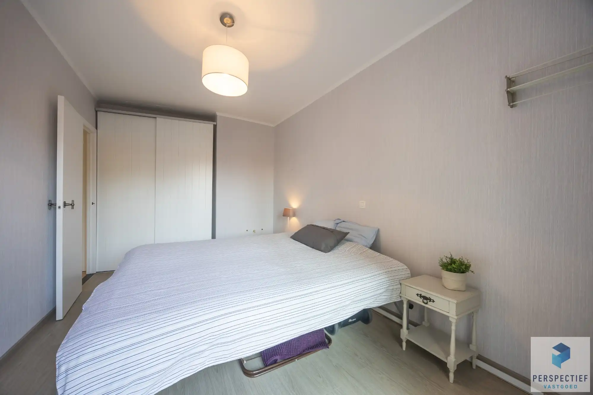 Goed gelegen ruim vernieuwd 2 slaapkamer appartement met terras en grote berging. foto 23