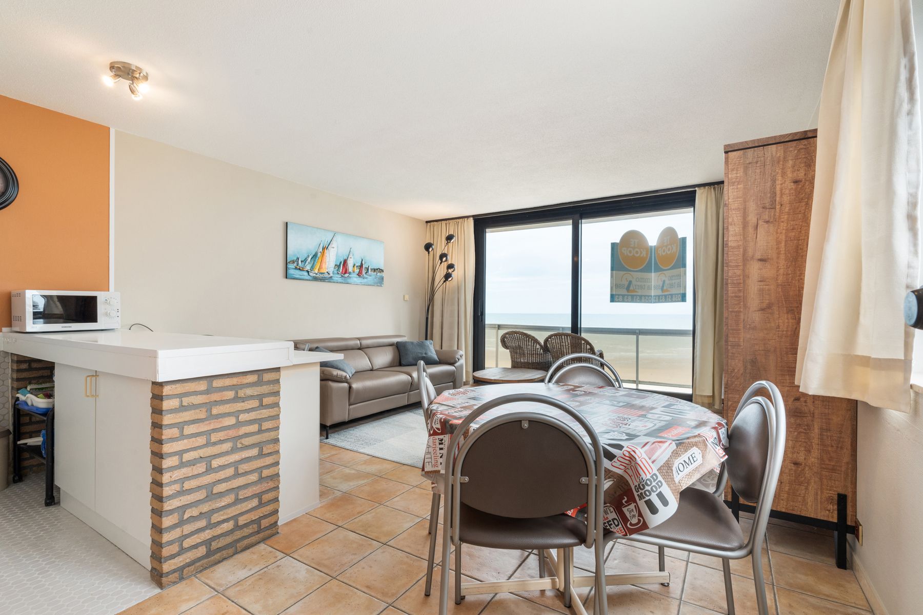 Instapklare familieflat met terras op de Zeedijk van Koksijde foto 2