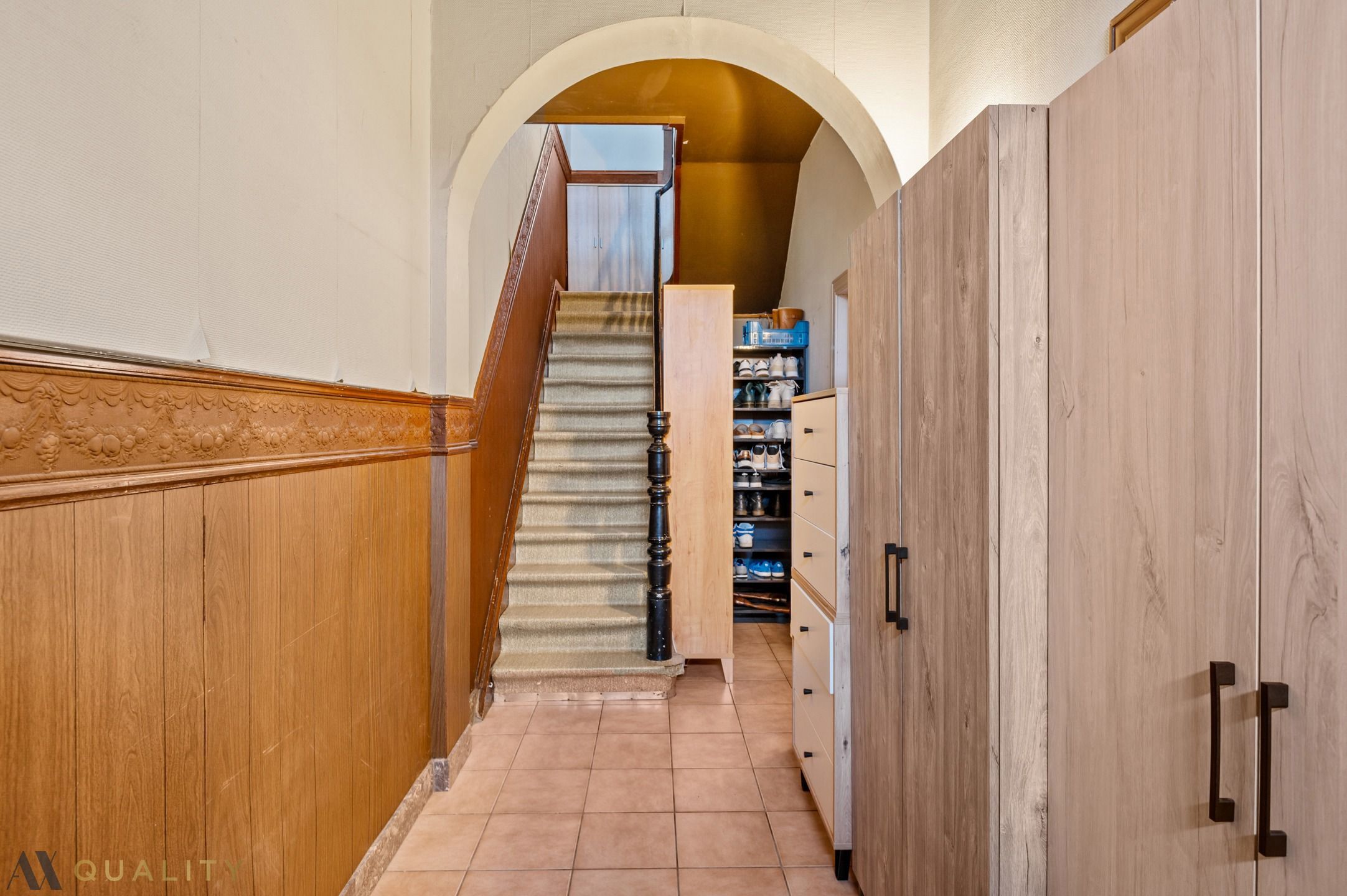 Half-open woning met 3 slpk., oprit, gar., tuin en polyvalente zolderruimte foto 2