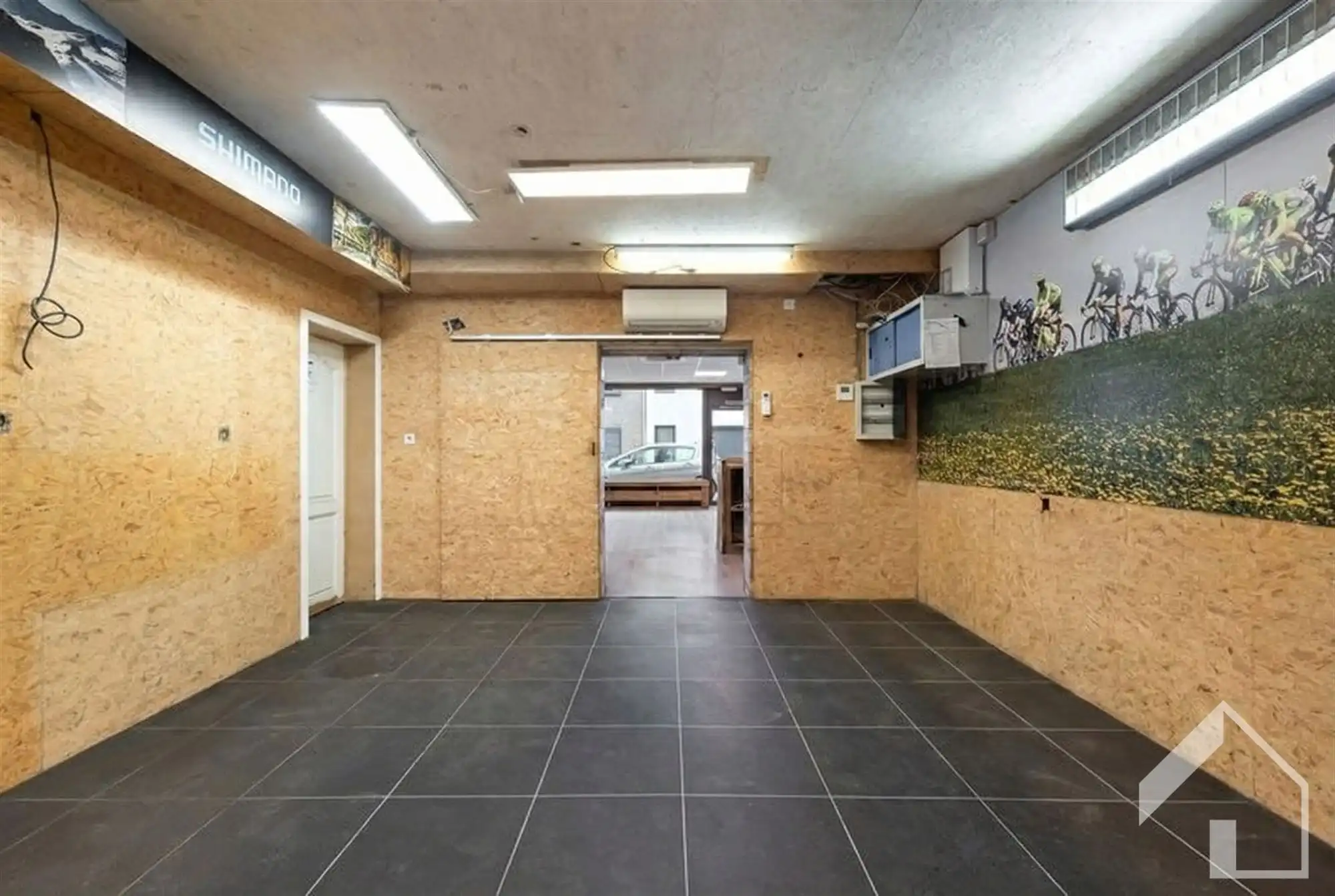 Gelijkvloers handelspand (300m2) + groot gerenoveerd appartement van 137m2 foto 6