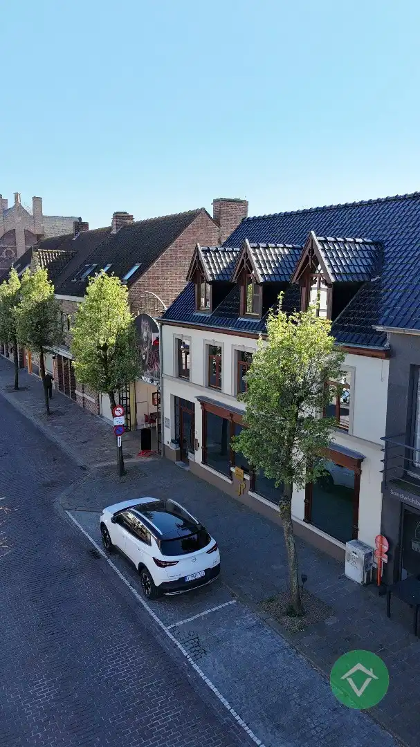 Deze instapklare handelswoning is gelegen in het centrum op een commerciële topligging op de markt van Koekelare foto 4