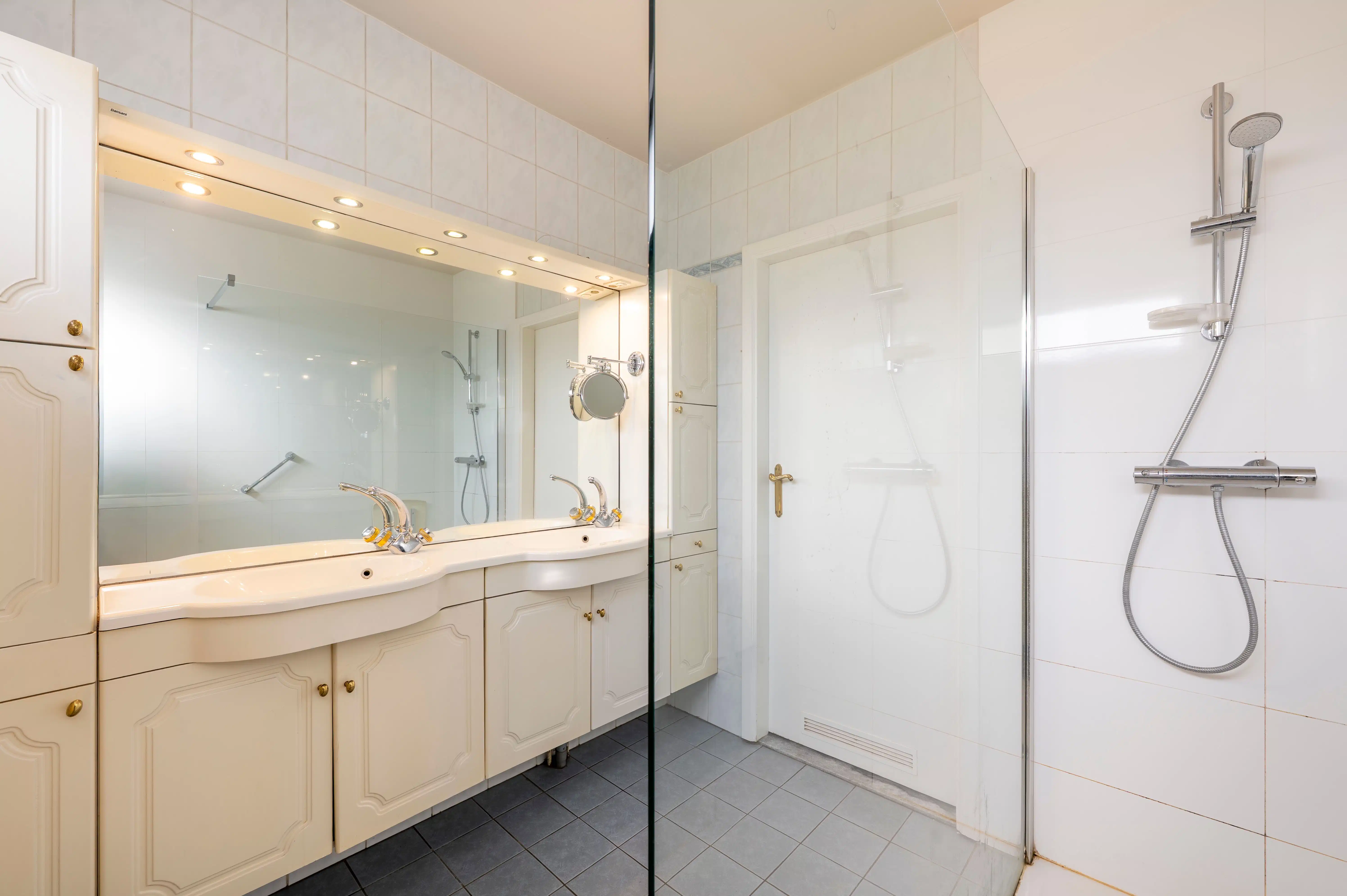 Te renoveren laagbouwvilla in een gegeerde wijk in Ekeren! foto 12