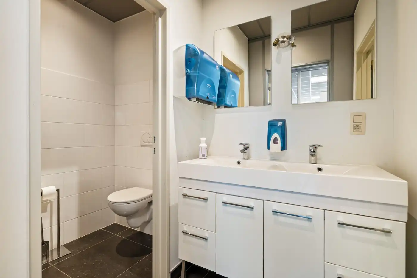 Ruime, volledig ingerichte kantoorruimte van 200 m² in hartje Stabroek foto 9