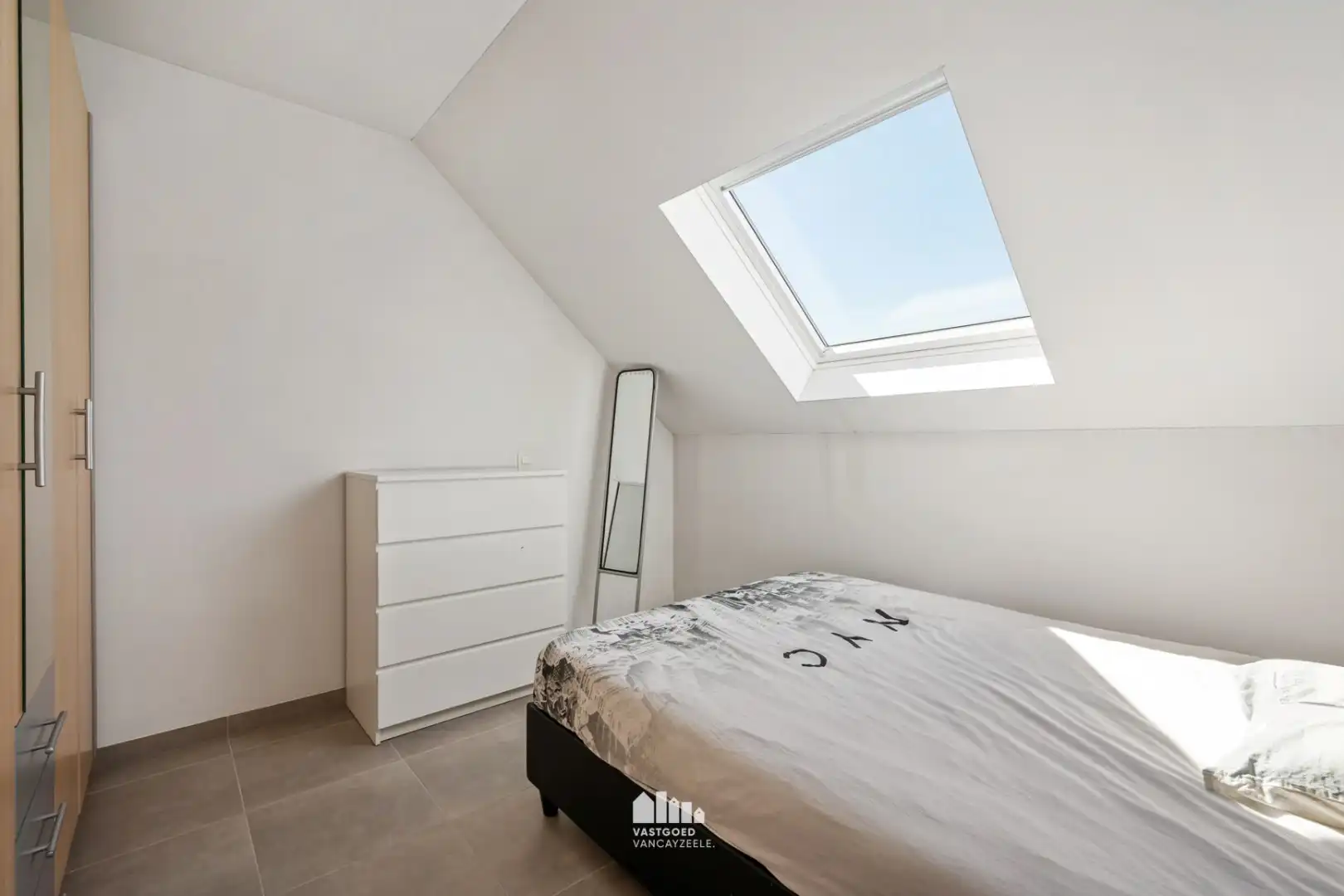 Recente nieuwbouwwoning (2020) met zonnige tuin, garage en uitweg foto 15