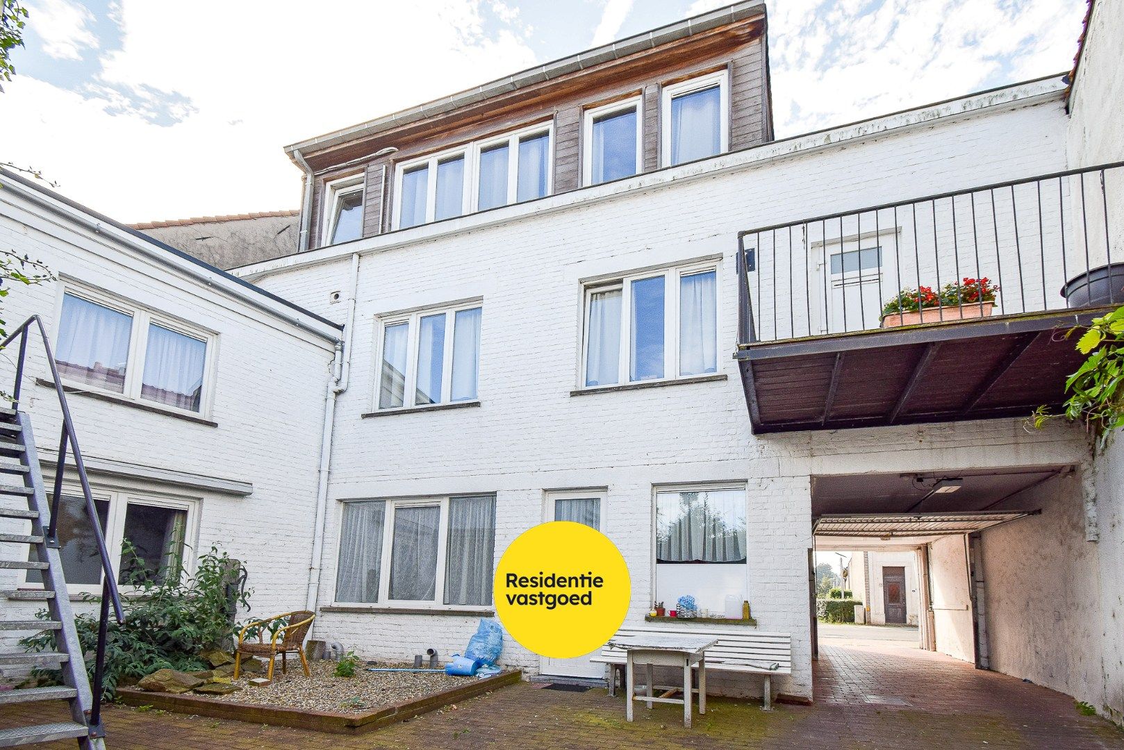 Hoofdfoto van de publicatie: Opbrengsteigendom met 7 entiteiten in centrum Gistel