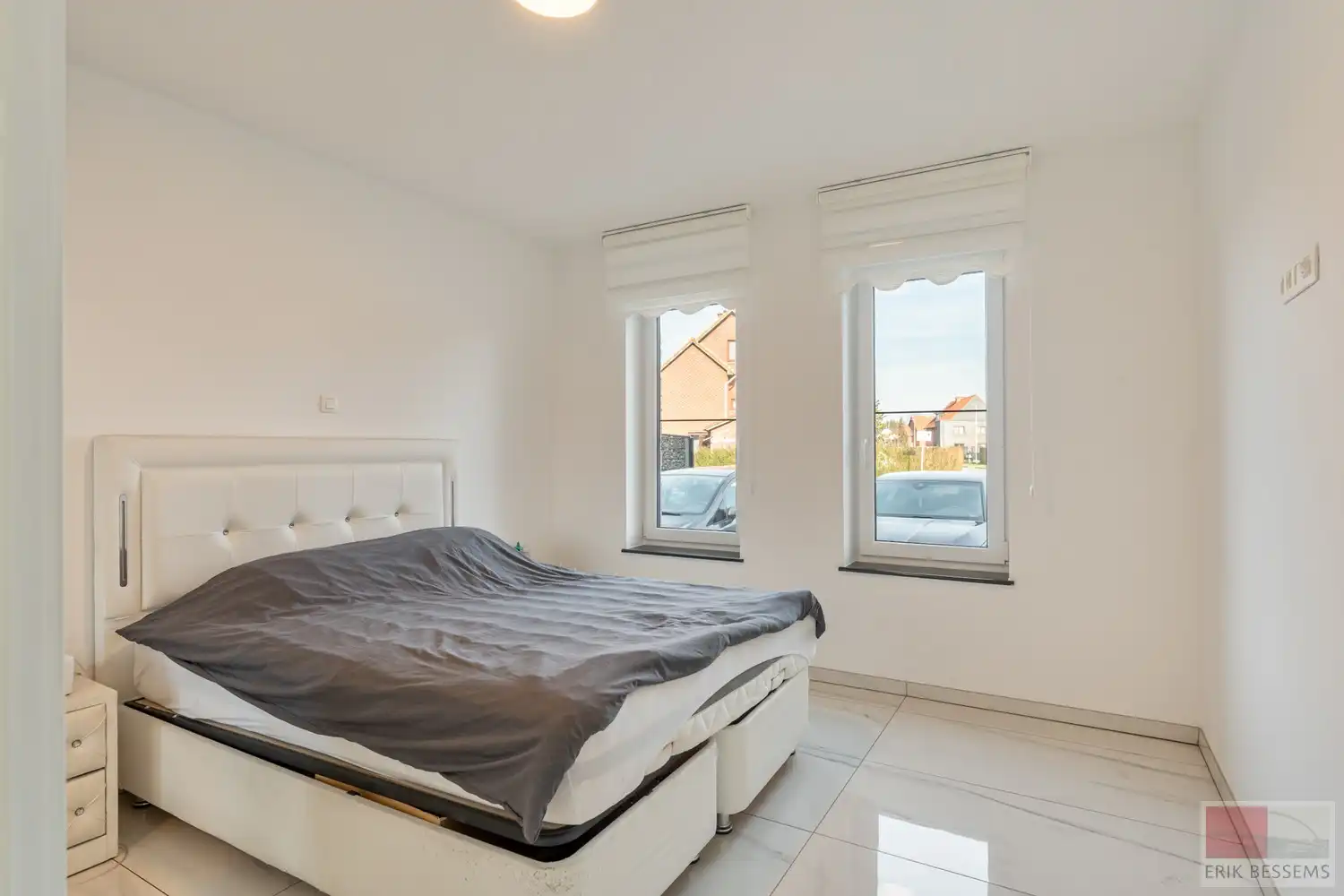 Prachtige en ruime woning met een woonoppervlakte van ca. 277 m², gebouwd in 2018 met vloerverwarming en voorzien van 5 volwaardige slaapkamers en 3 badkamers foto 6