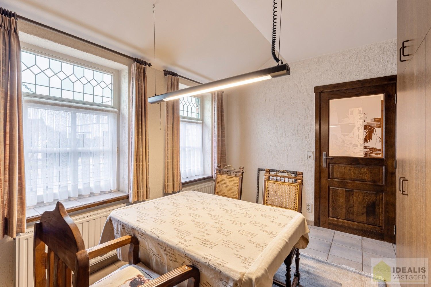 RUIME, INSTAPKLARE EN ENERGETISCH AANGEPASTE WONING VOORZIEN VAN 15 ZONNEPANELEN EN ZONNEBOILER. RIANTE WOONKAMER, KNAPPE KEUKEN, APART BUREEL, APARTE HOBBYRUIMTE, FIJNE WASPLAATS, 4 SLAAPKAMERS, 2 BADKAMERS EN INPANDIGE GARAGE! foto 13